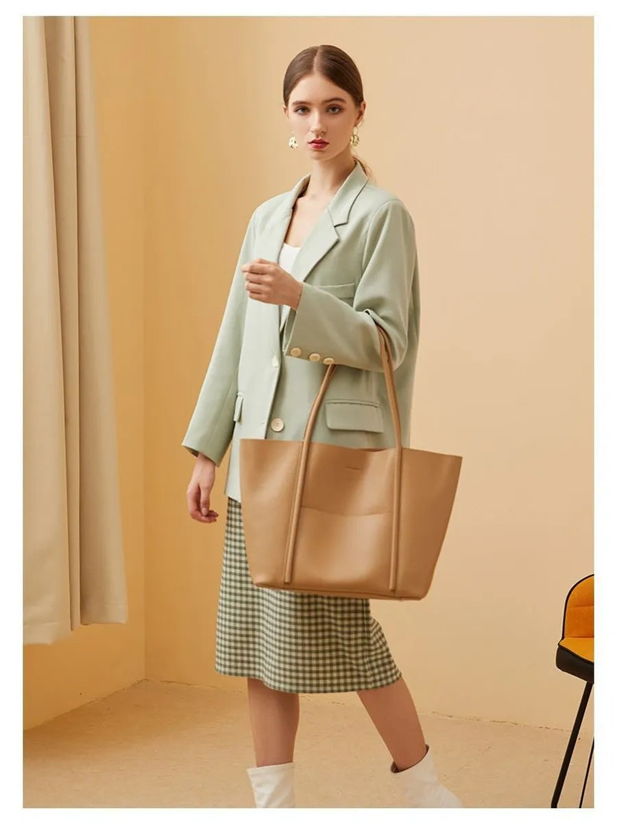 CAMEO L bag in caramel – worn photo