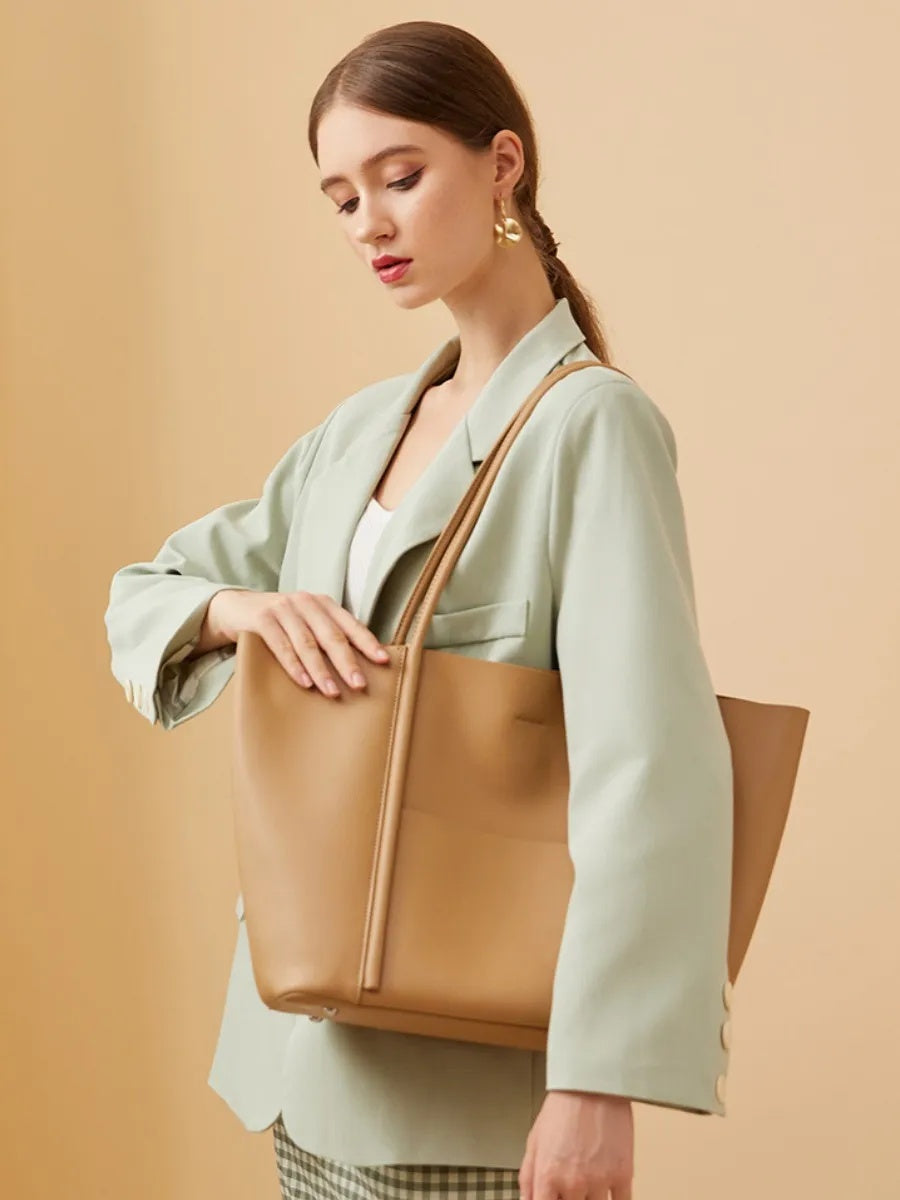 CAMEO L bag in caramel – worn photo