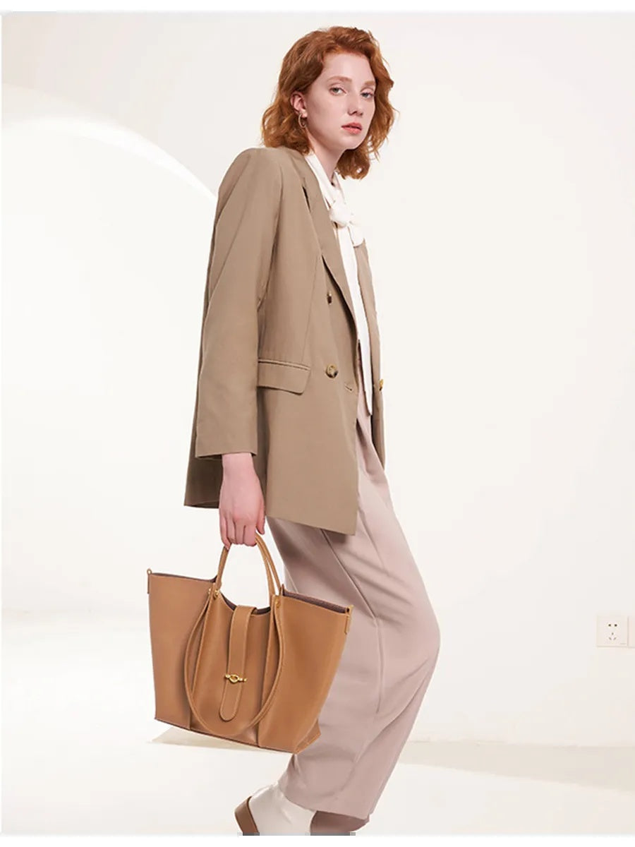 GRACE bag in camel – worn photo