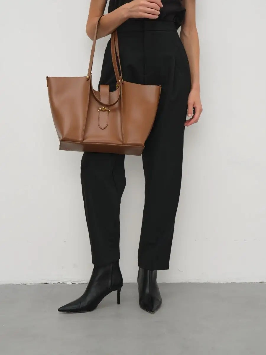 GRACE bag in brown – worn photo