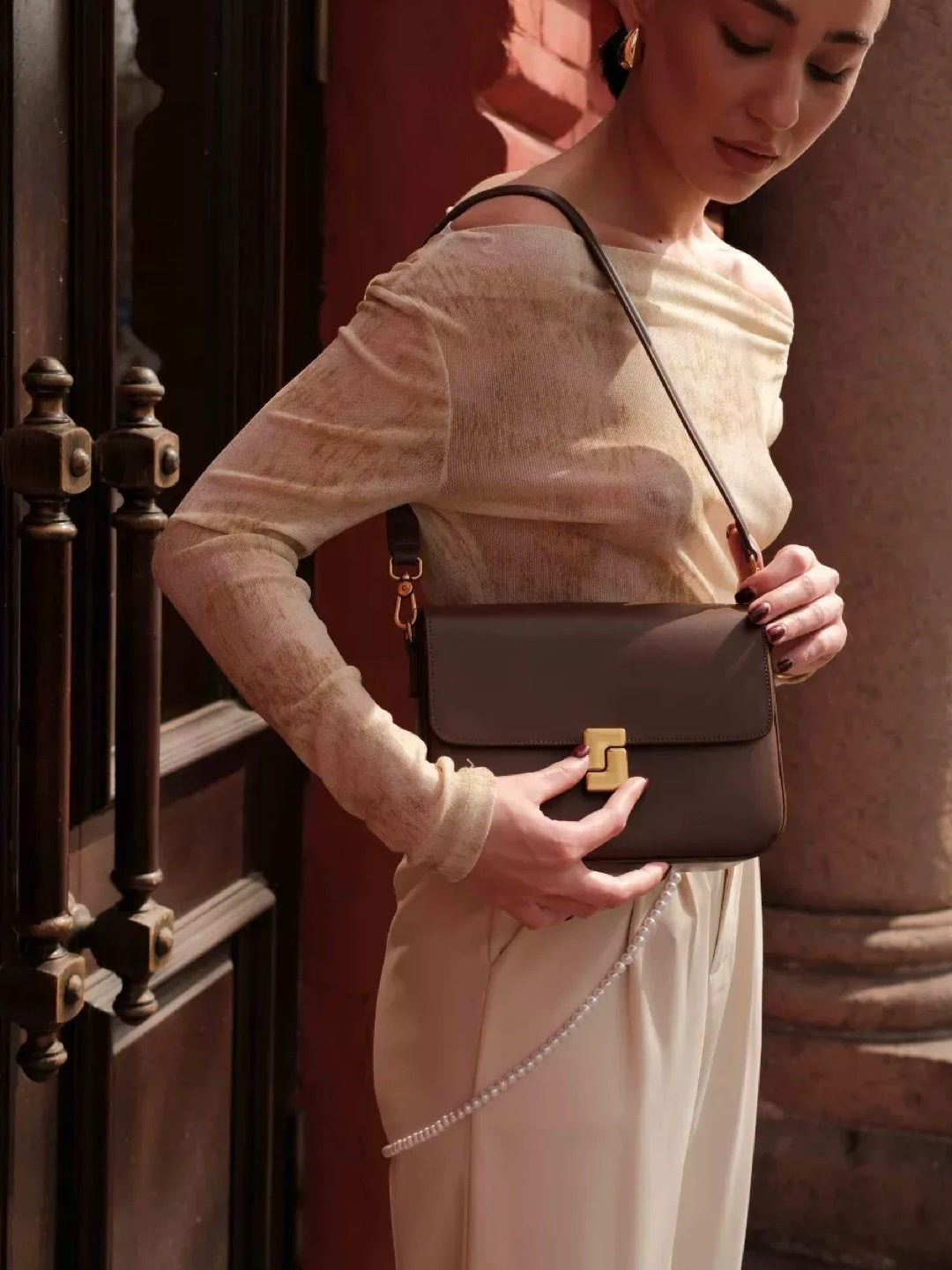 SALOMÉ bag in brown – worn photo