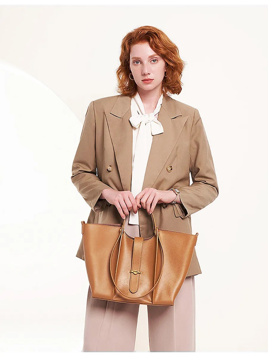 GRACE bag in camel – worn photo
