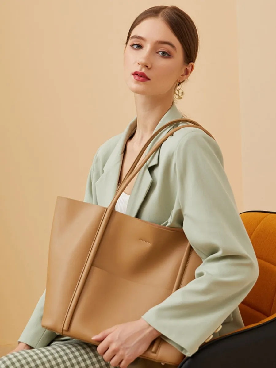 CAMEO L bag in caramel – worn photo
