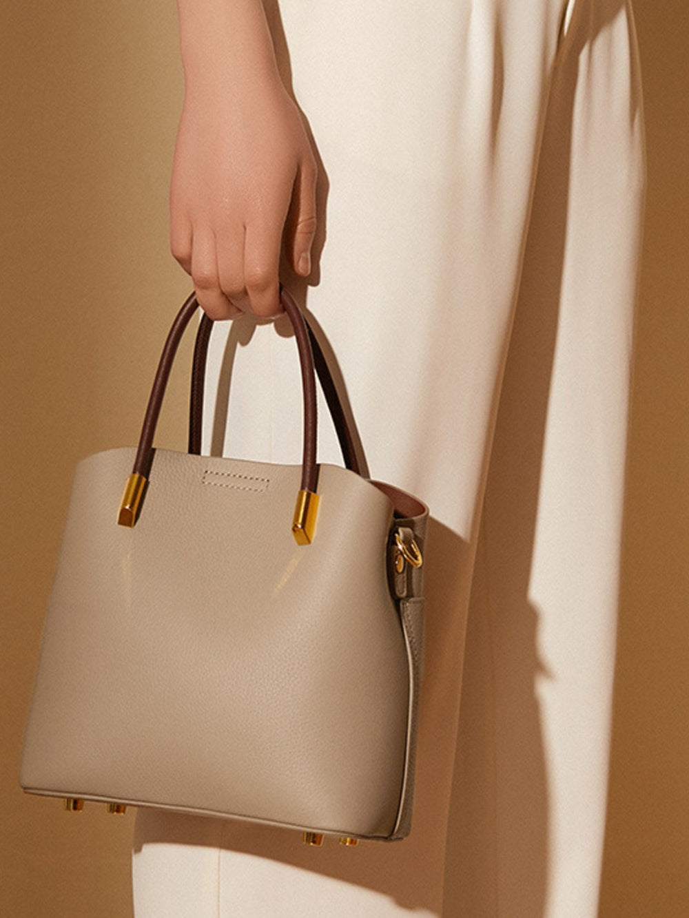GABBI bag in beige – worn photo