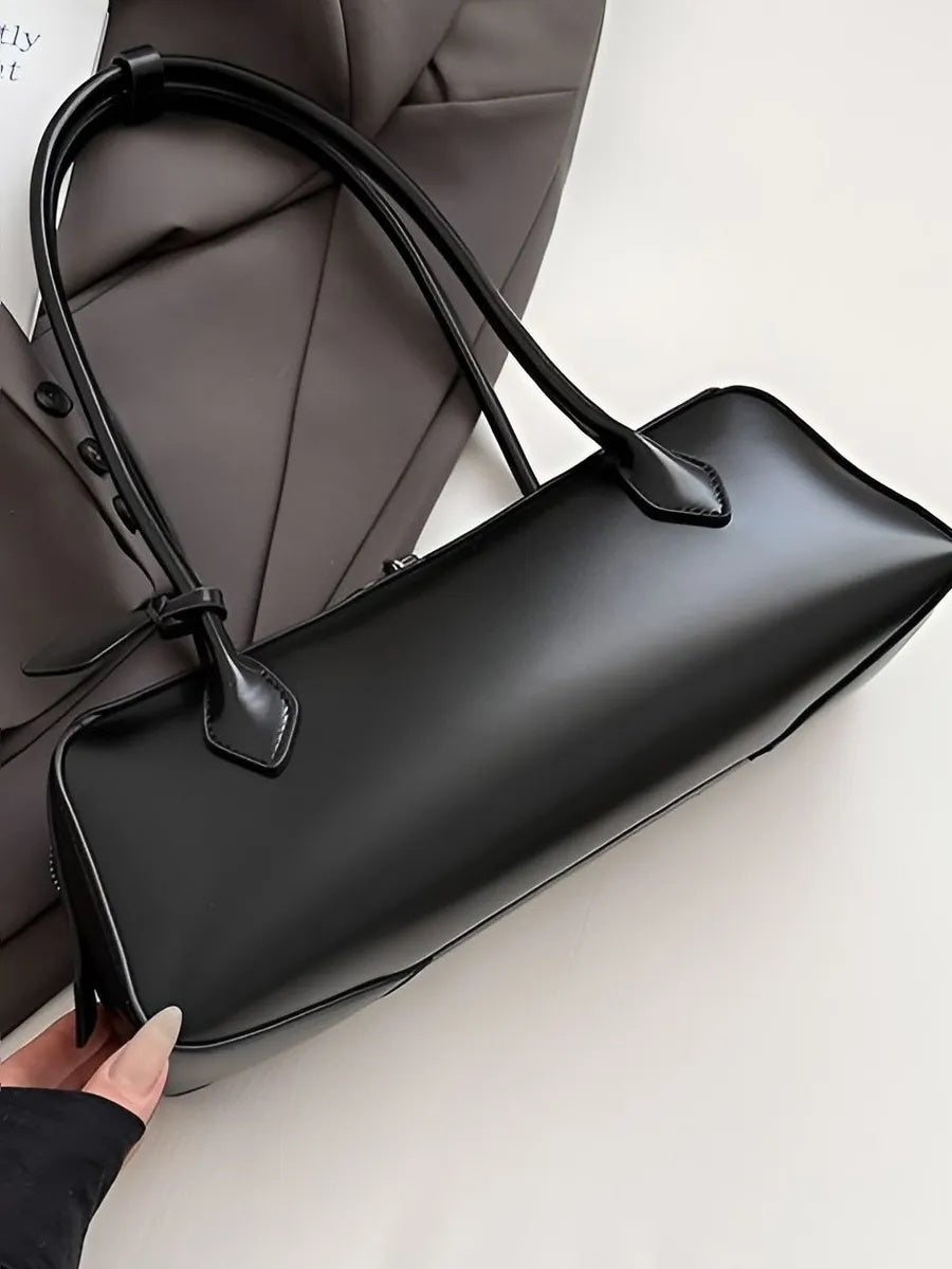 ZOÉ bag in black – worn photo
