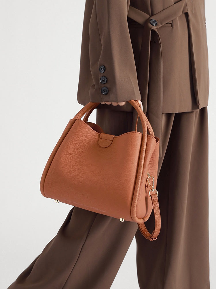 CLARA bag in camel – worn photo