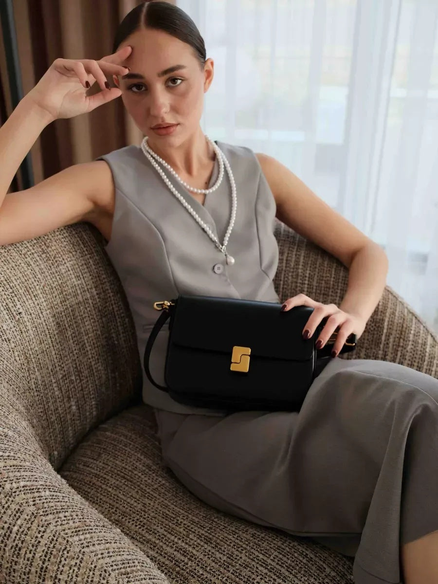 SALOMÉ bag in black – worn photo