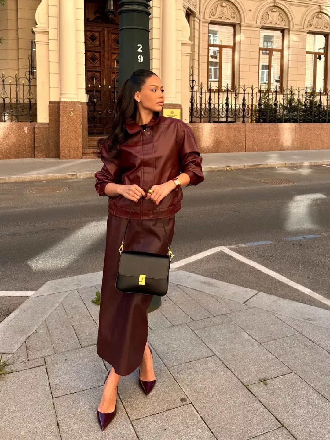 SALOMÉ bag in black – worn photo