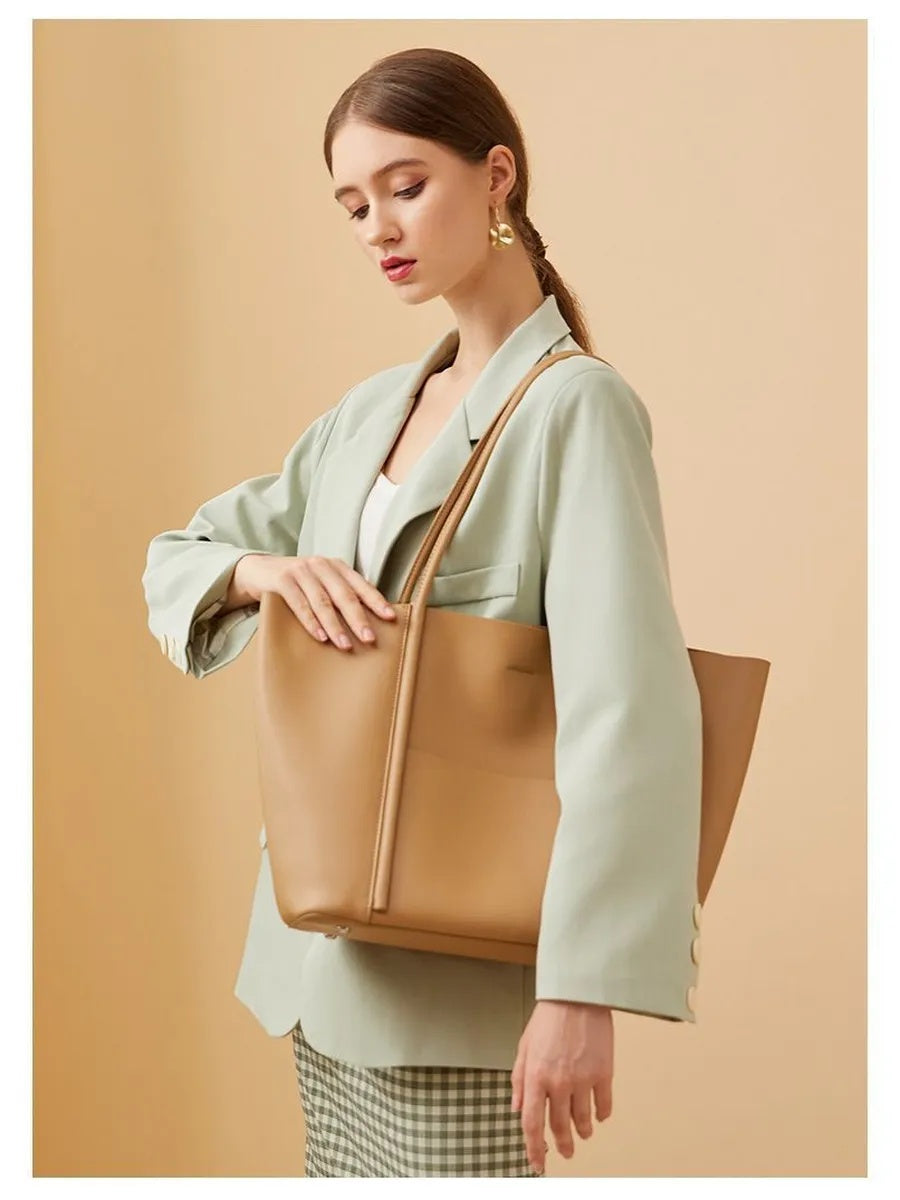 CAMEO L bag in caramel – worn photo