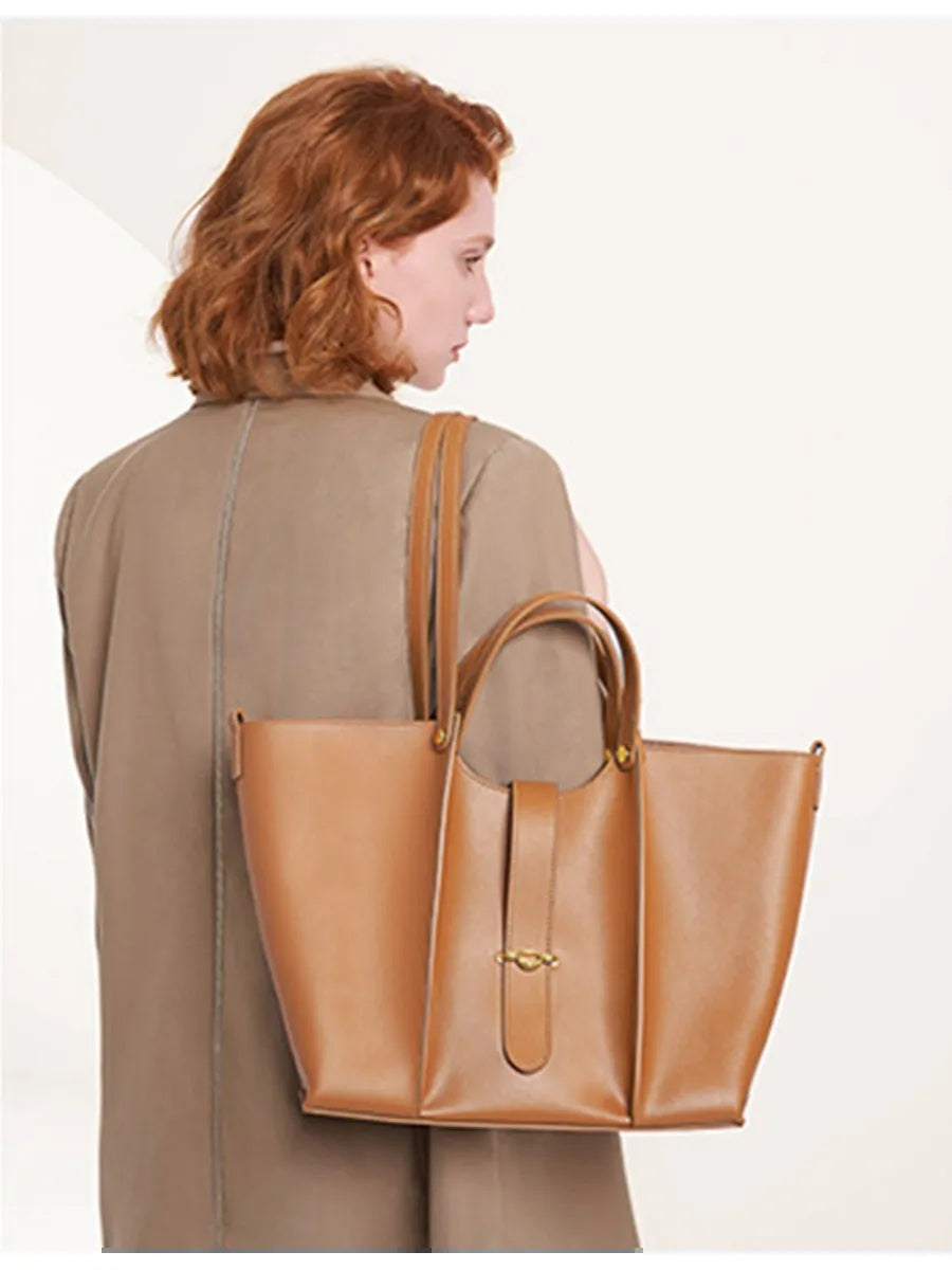 GRACE bag in camel – worn photo