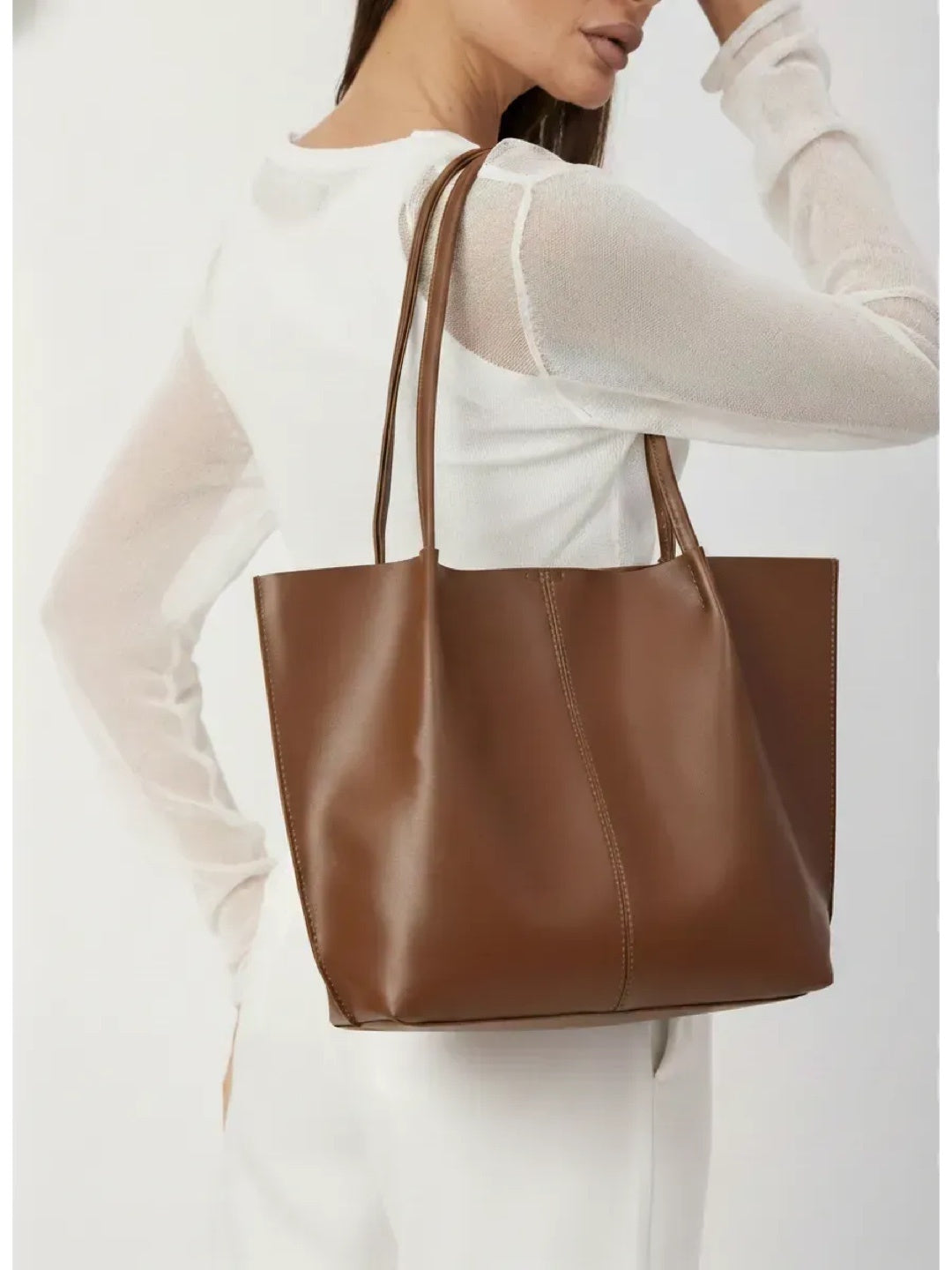 ARIA bag in brown – worn photo