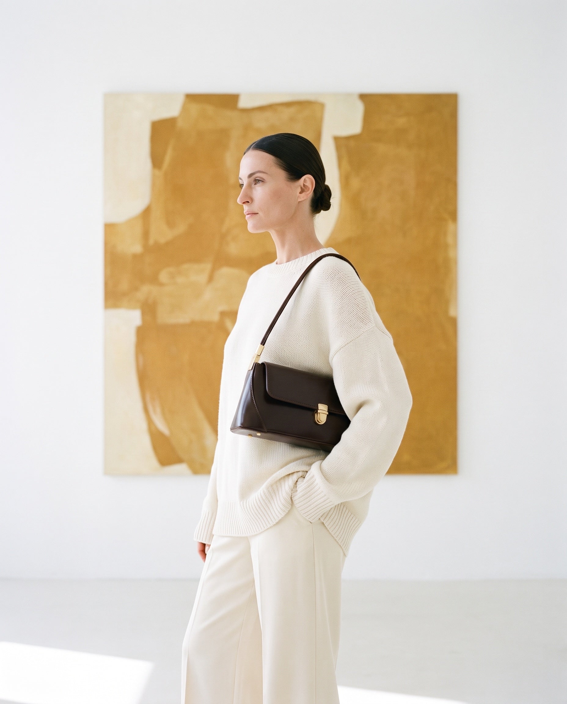 Sac AGATHE porté par le mannequin dans une galerie d'art