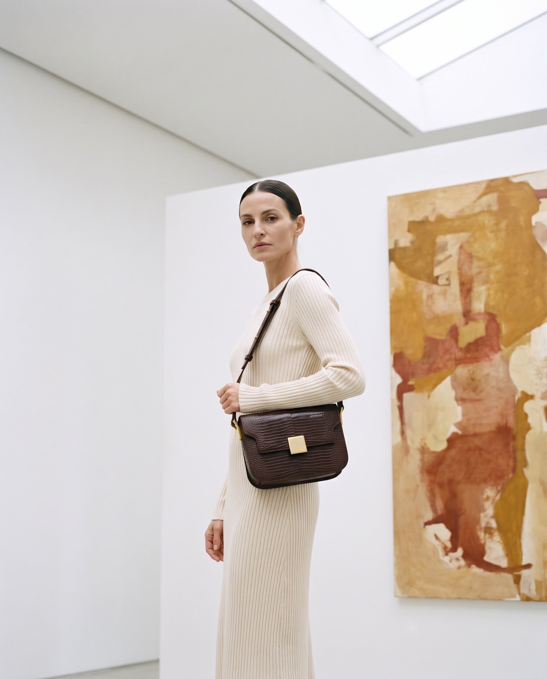 Sac AMBRE porté par le mannequin dans une galerie d'art