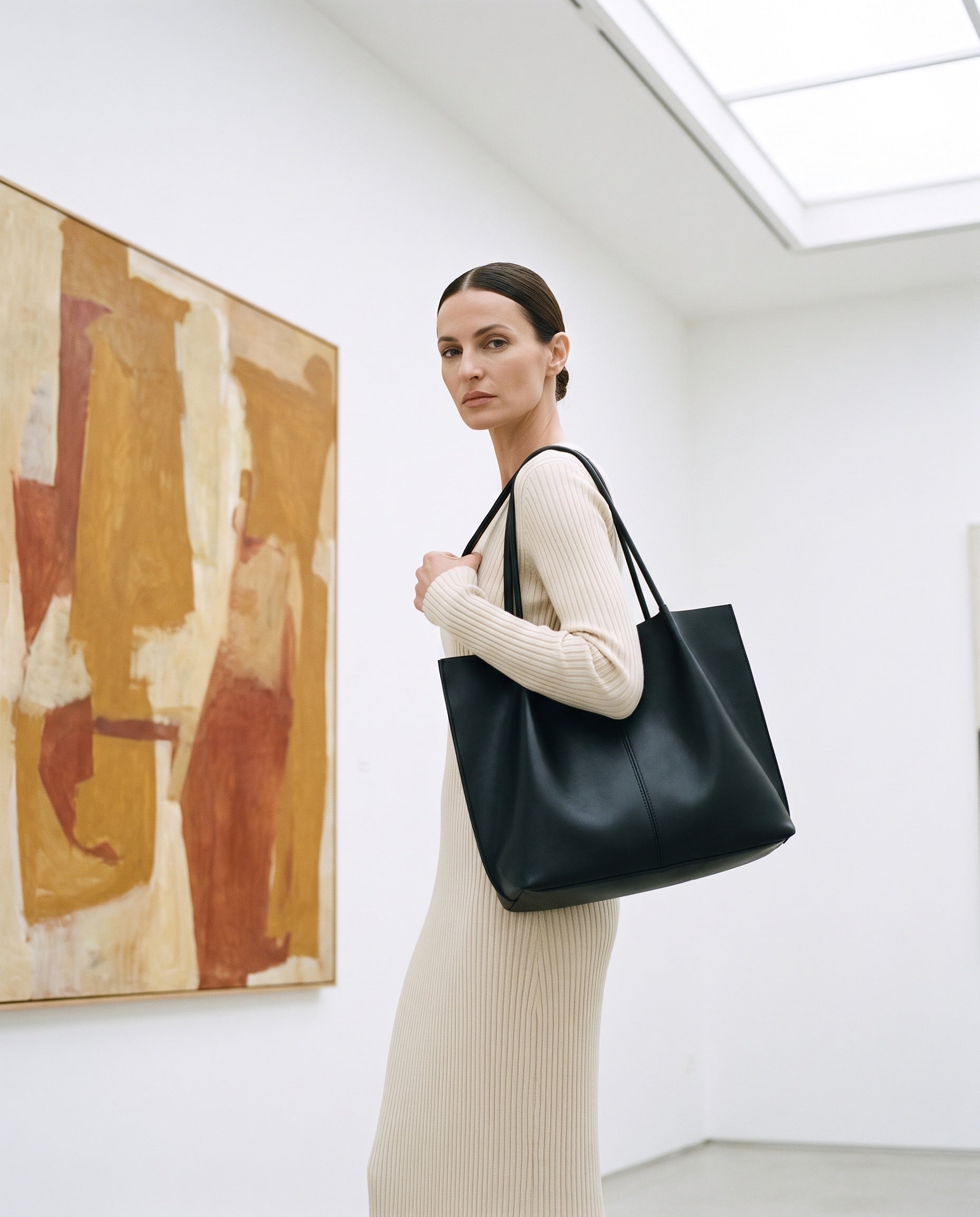 Sac ARIA porté par le mannequin dans une galerie d'art
