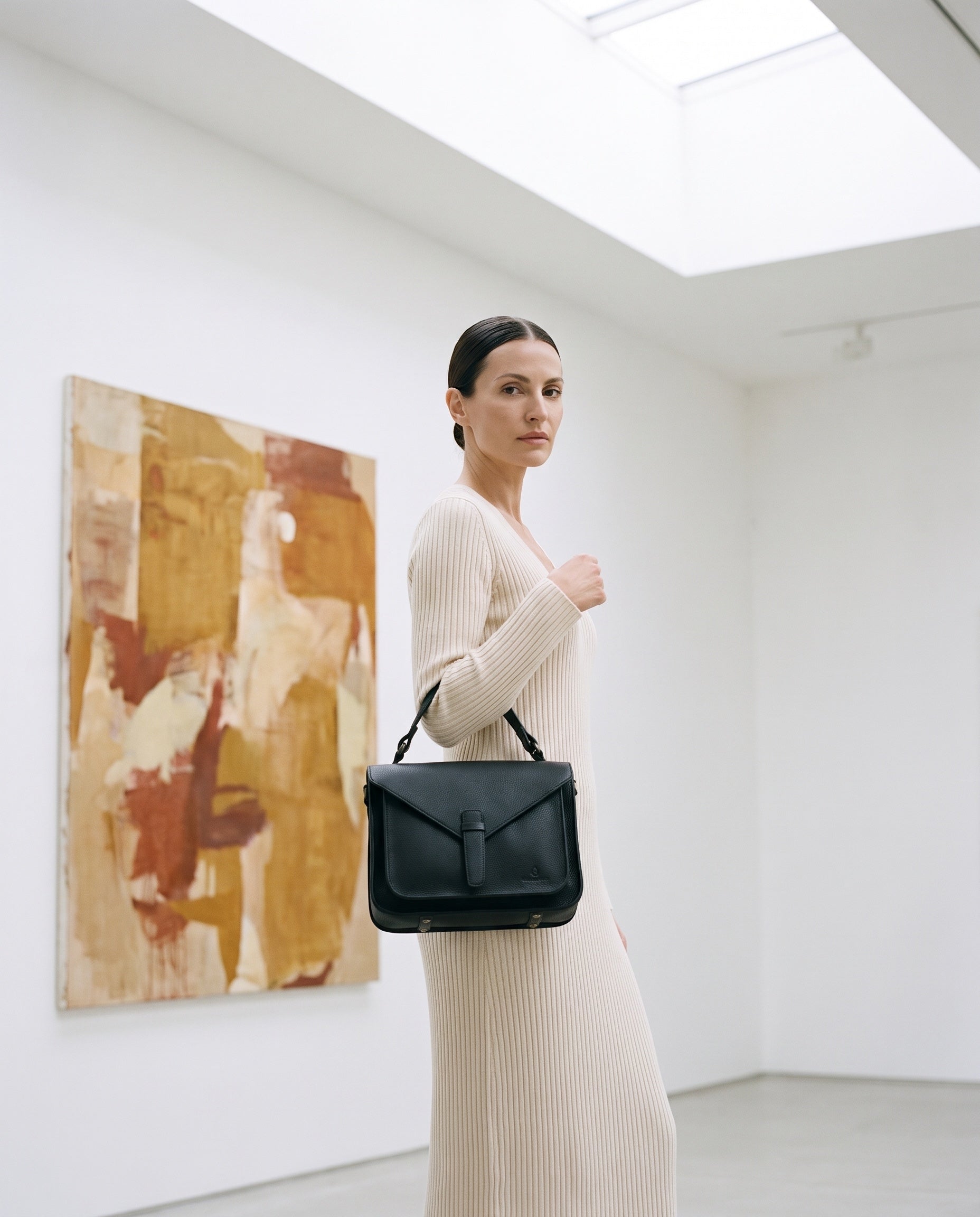 Sac BEYA porté par le mannequin dans une galerie d'art