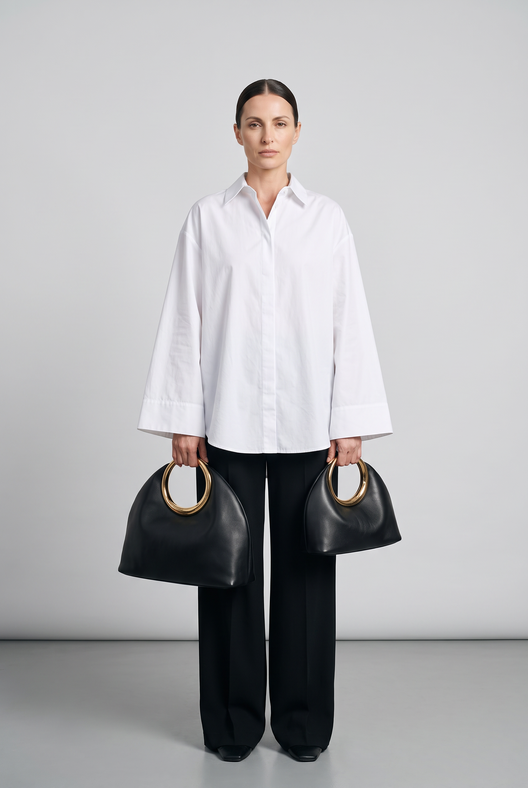 Sac BLANCHE noir, grand et petit modèle portés à la main