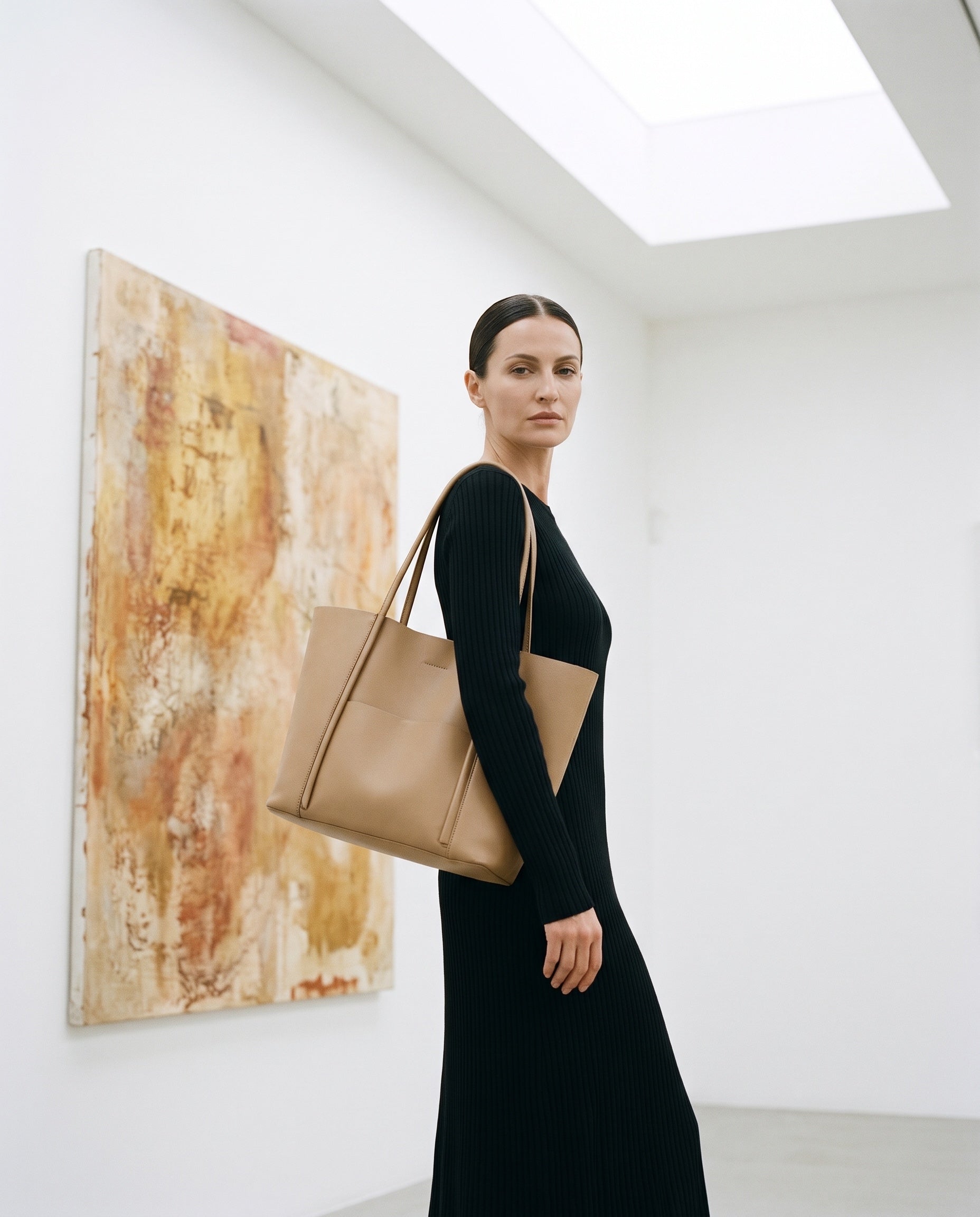 Sac CAMEO-L porté par le mannequin dans une galerie d'art
