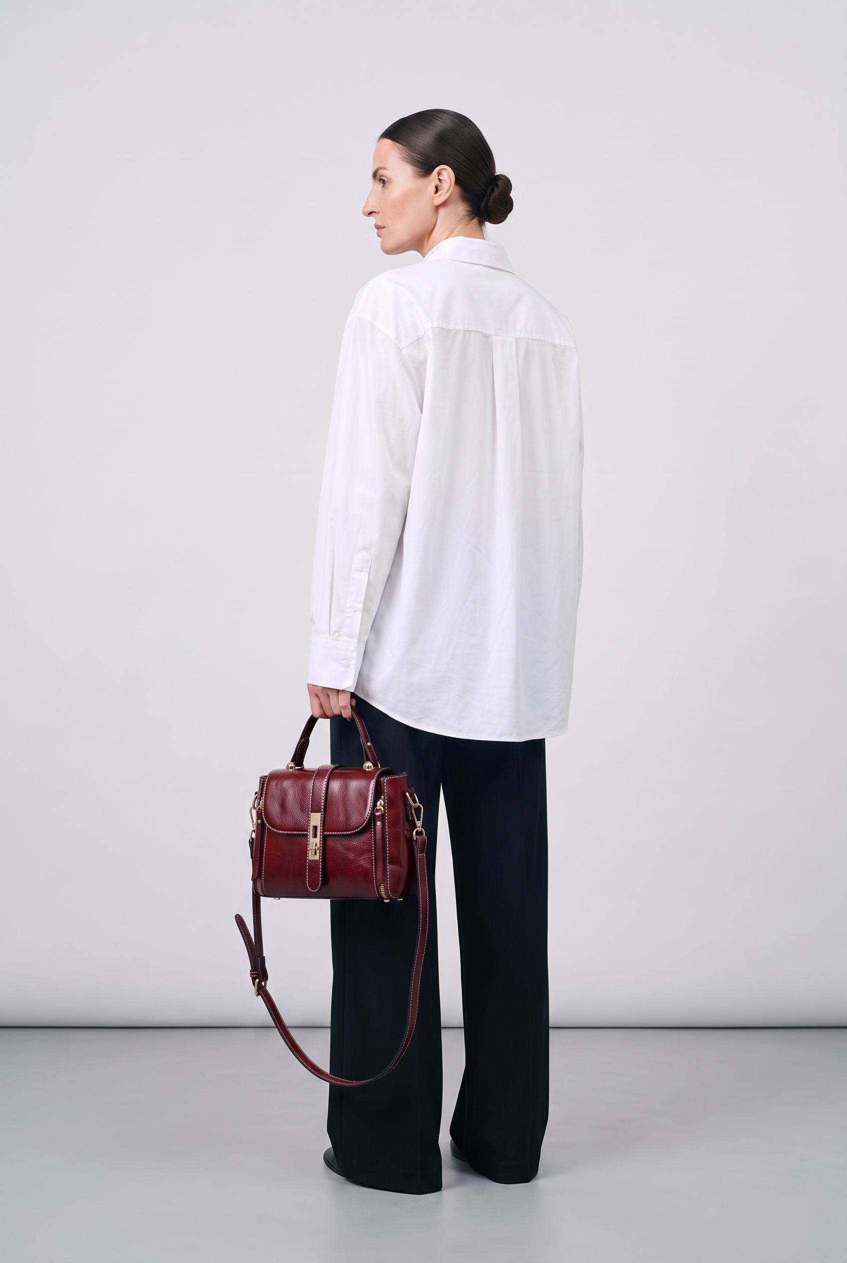 Sac CAMILA rouge bordeaux, porté, de dos