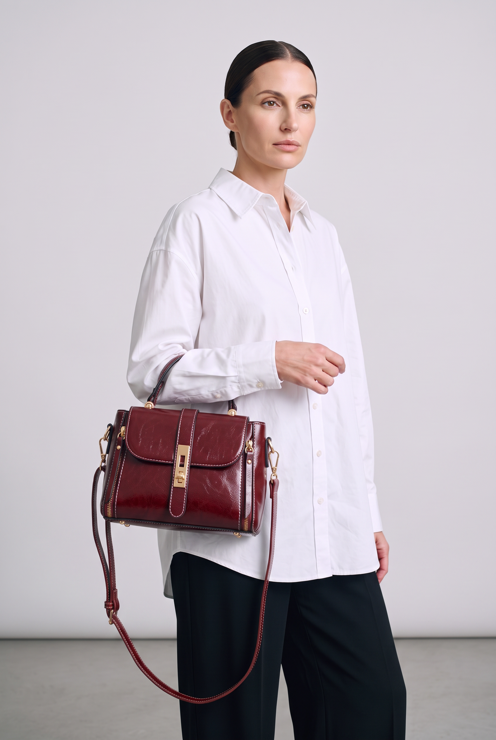 Sac CAMILA rouge bordeaux, porté, de face