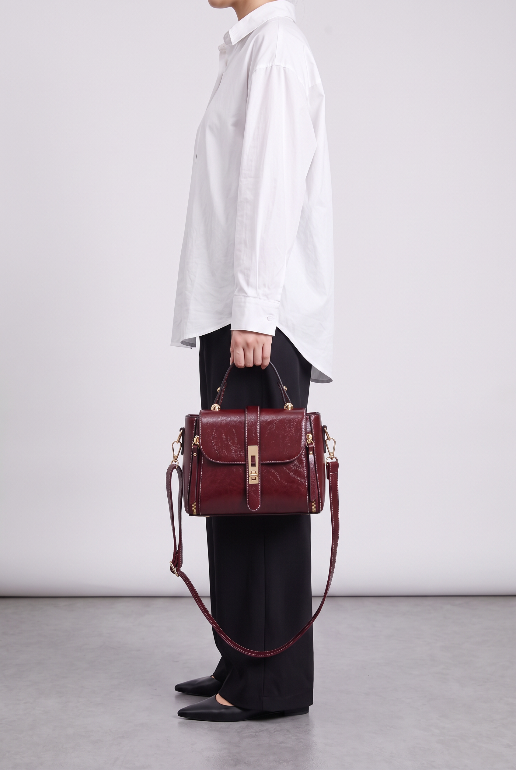 Sac CAMILA rouge bordeaux, porté à la main