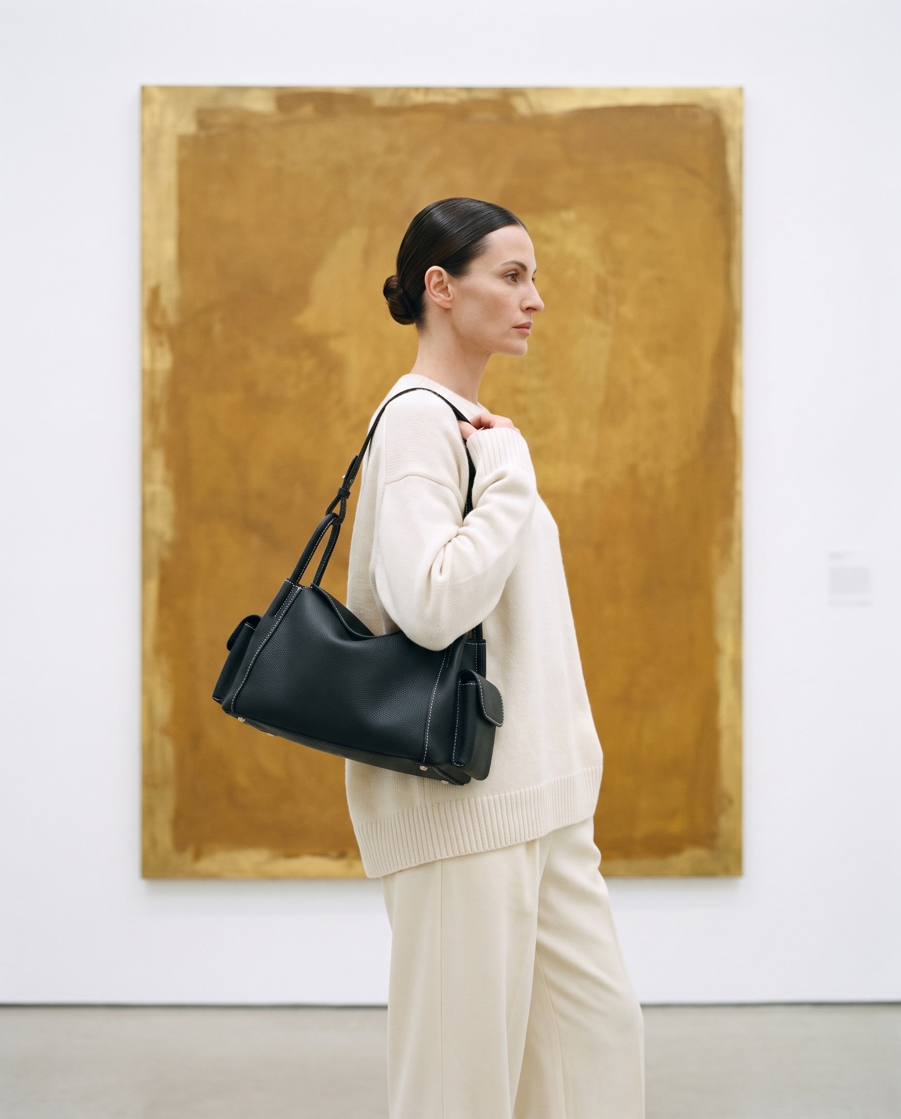 Sac CAMILLE porté par le mannequin dans une galerie d'art