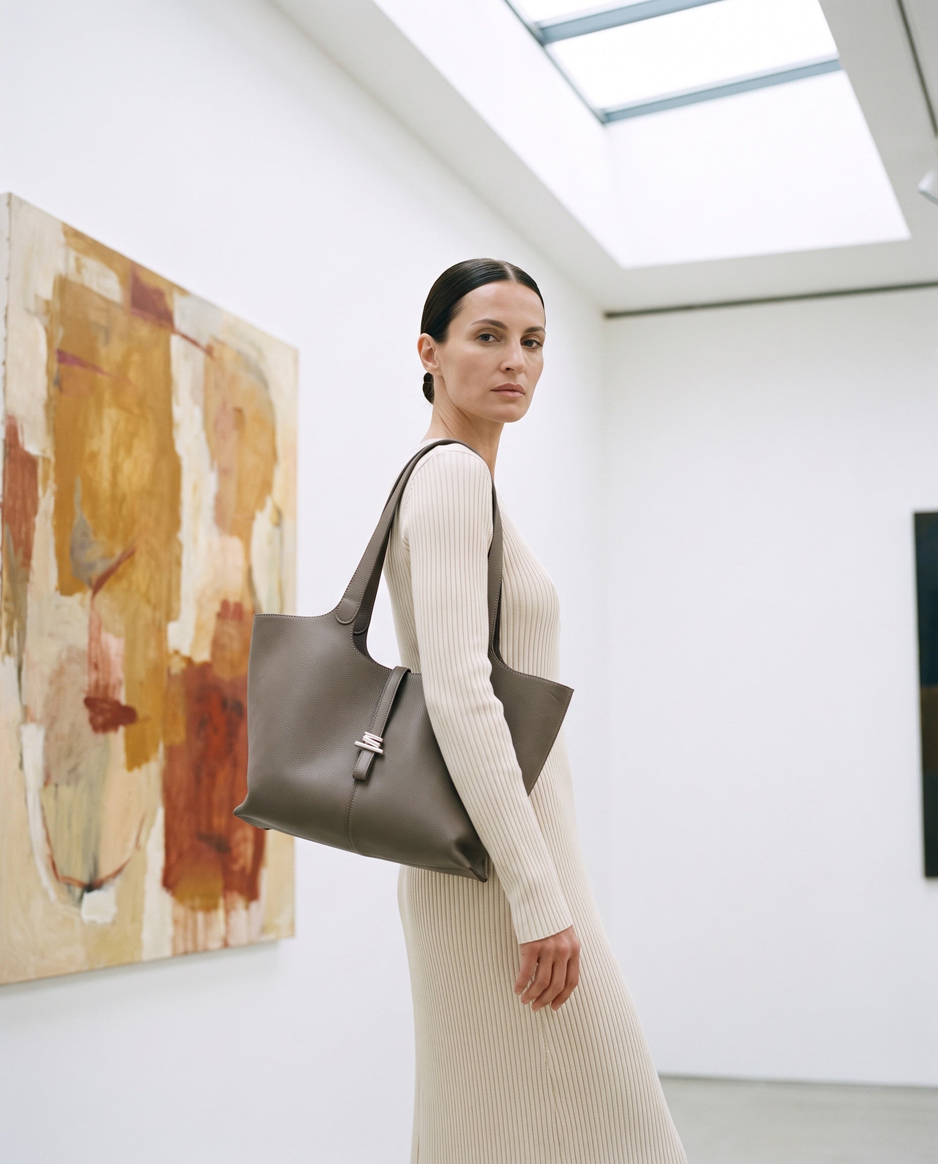 Sac CELESTE porté par le mannequin dans une galerie d'art