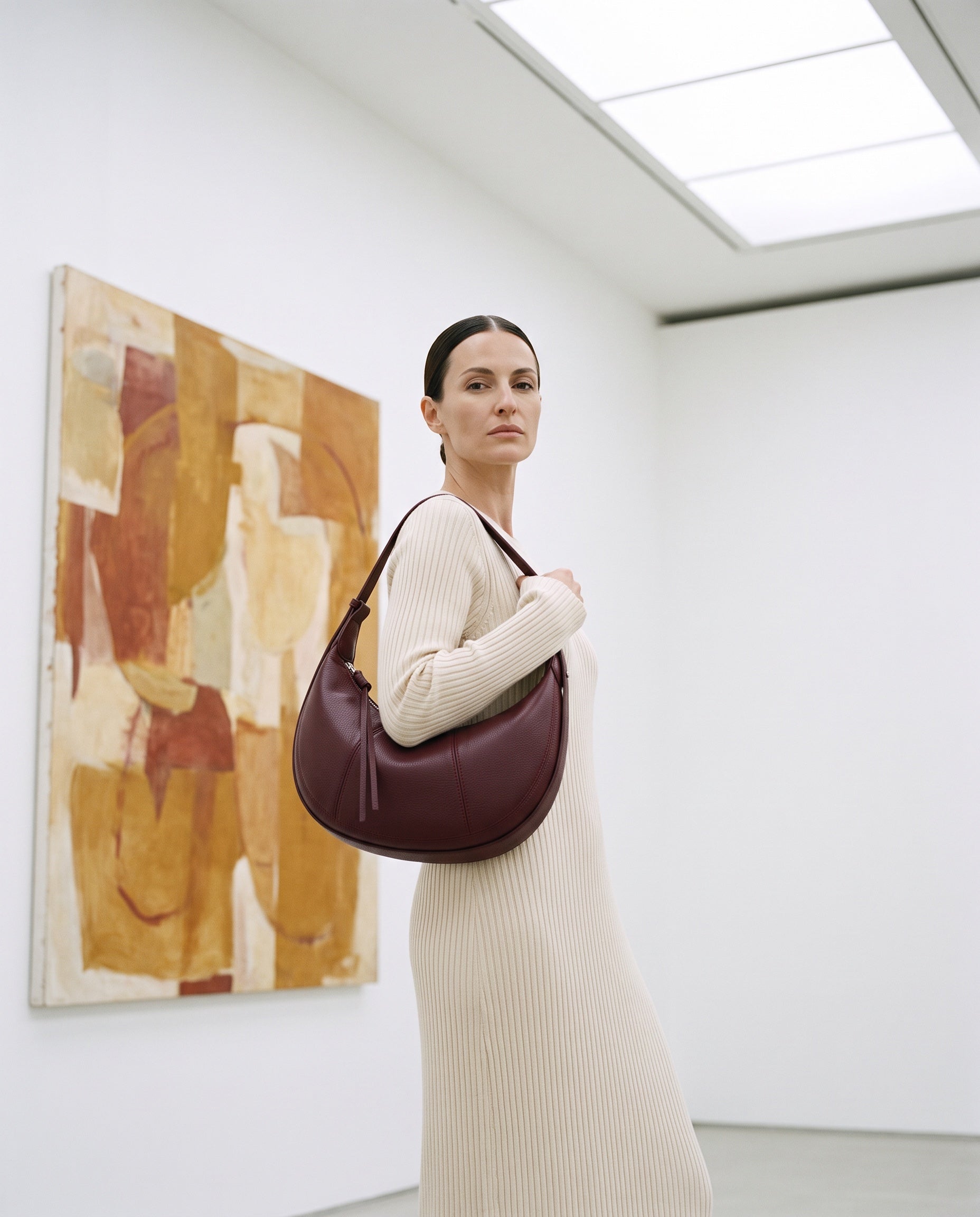 Sac CHLOE porté par le mannequin dans une galerie d'art