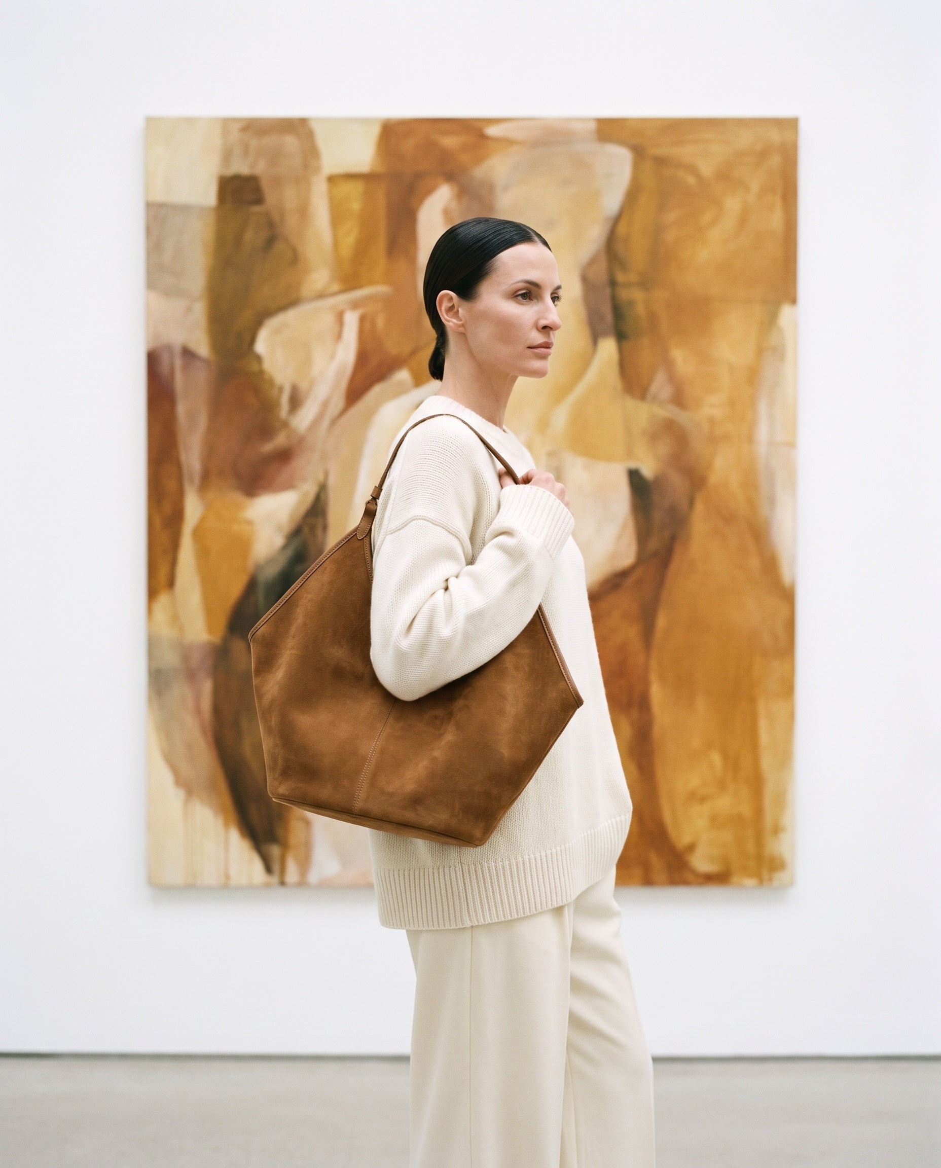 Sac ELISE porté par le mannequin dans une galerie d'art