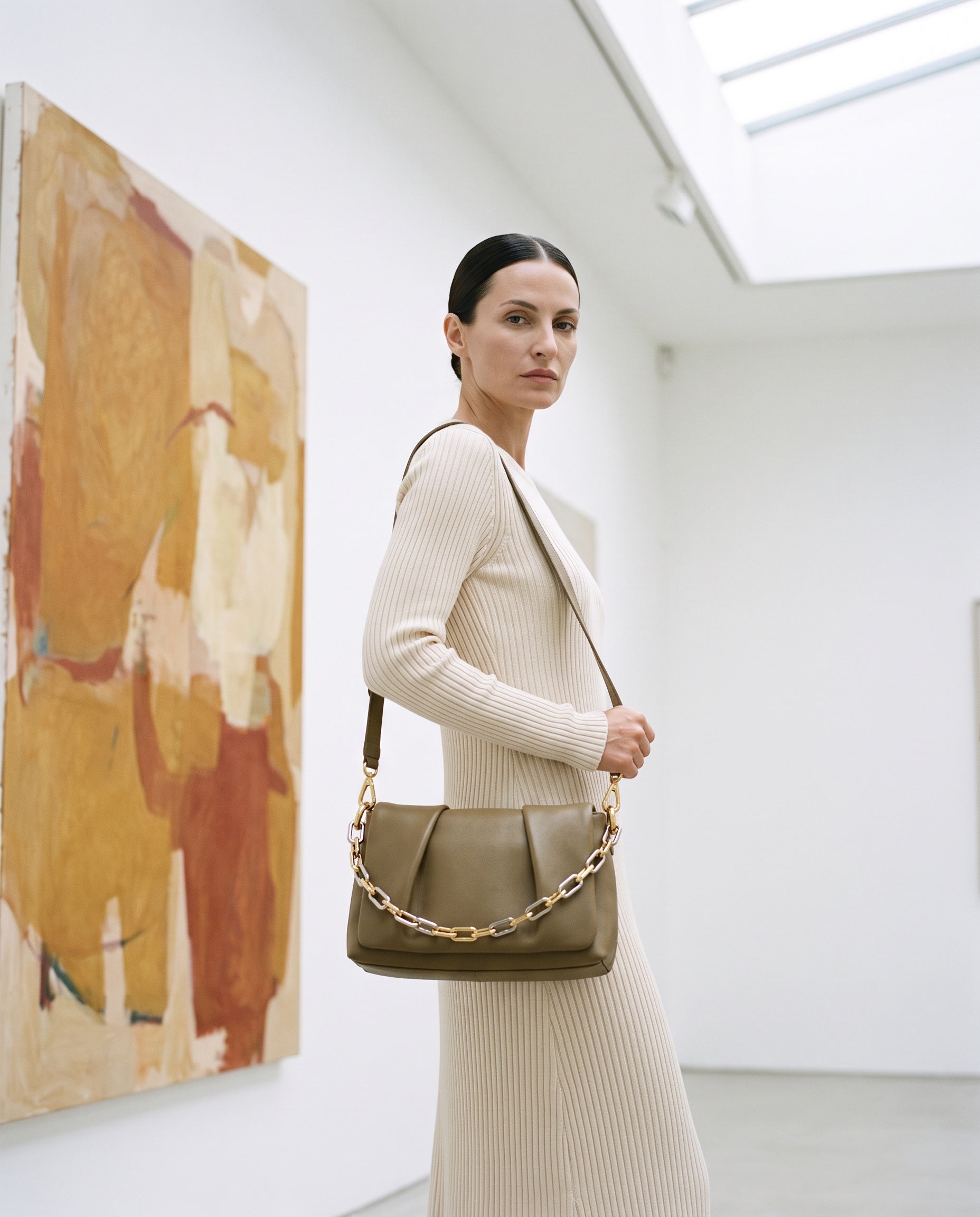 Sac EMY porté par le mannequin dans une galerie d'art