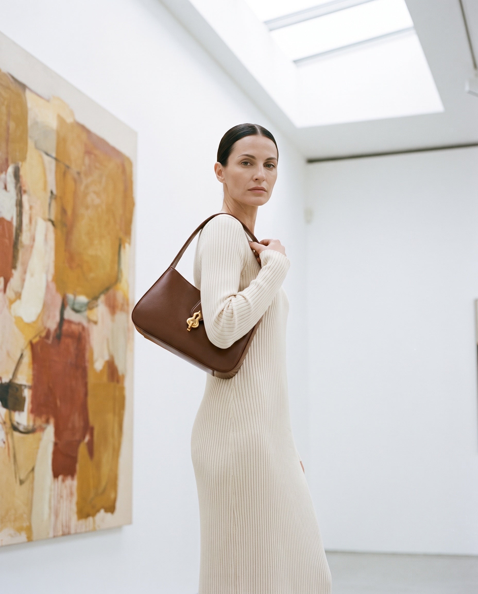 Sac FLAME porté par le mannequin dans une galerie d'art