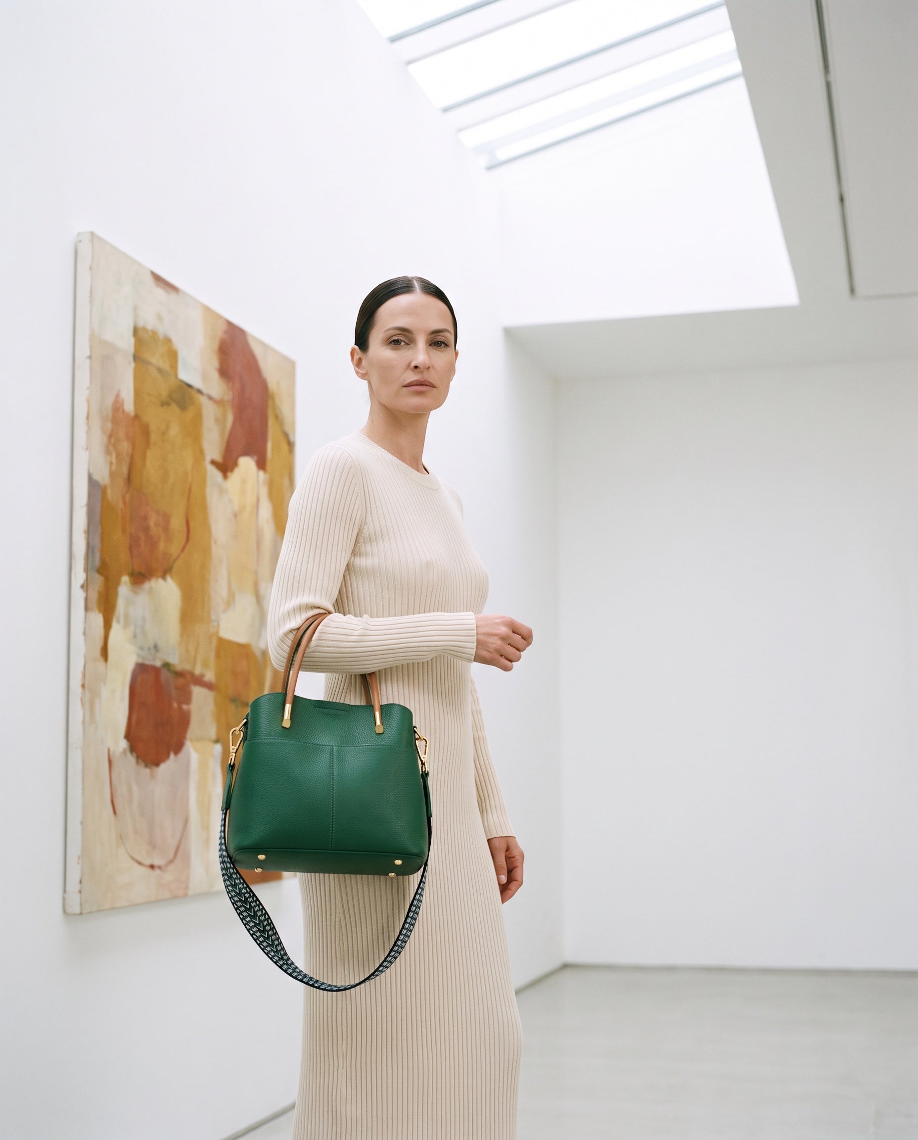 Sac GABBI porté par le mannequin dans une galerie d'art