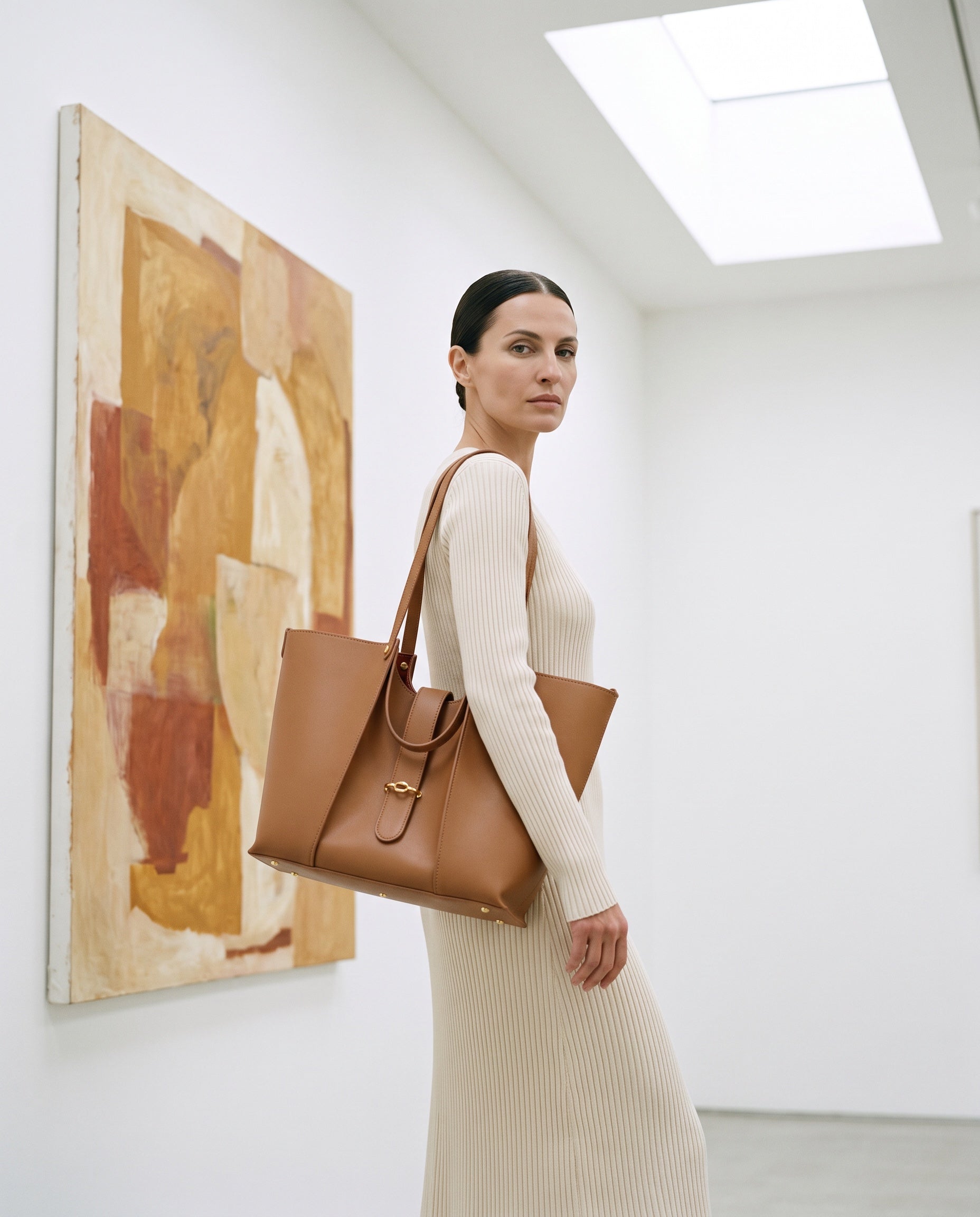 Sac GRACE porté par le mannequin dans une galerie d'art