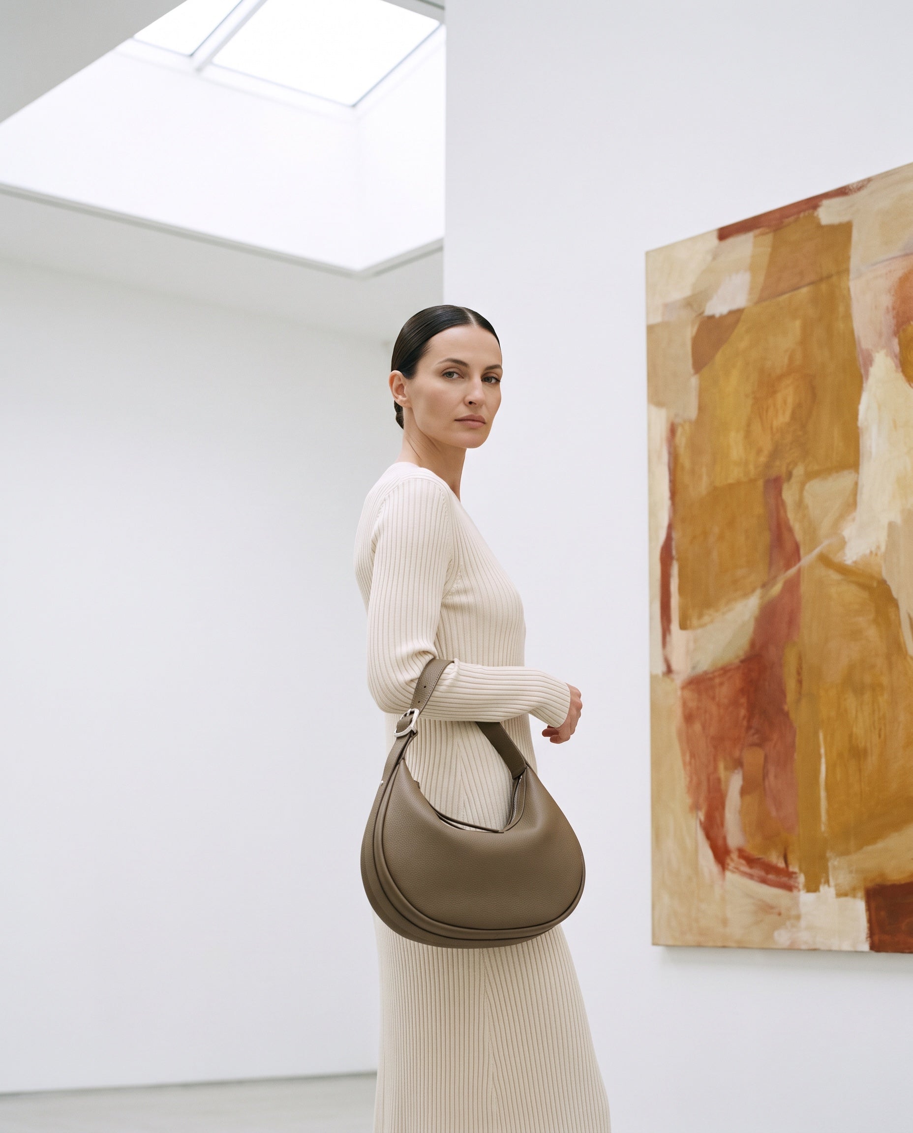 Sac HALFMOON porté par le mannequin dans une galerie d'art