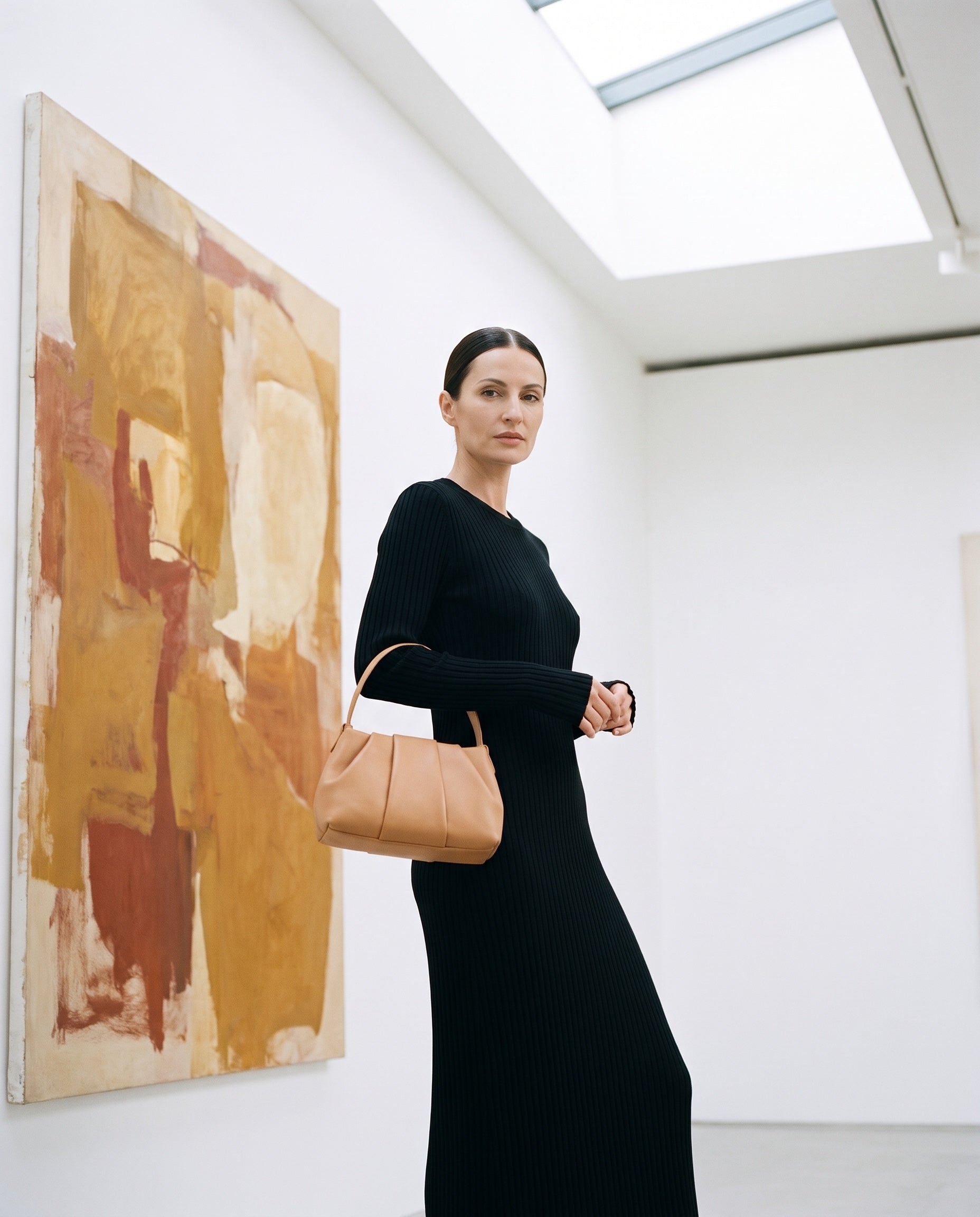 Sac JADE porté par le mannequin dans une galerie d'art