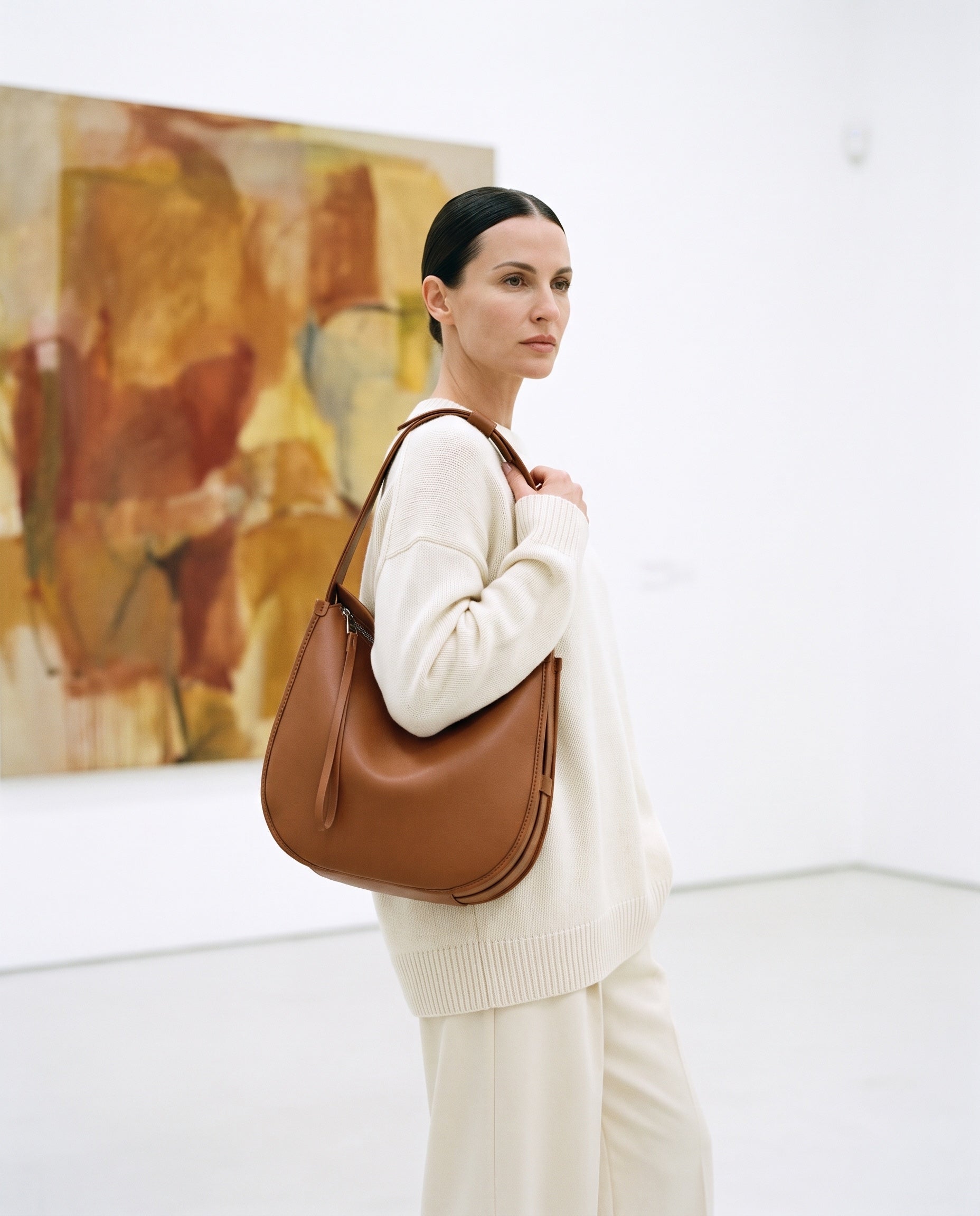 Sac JANY porté par le mannequin dans une galerie d'art