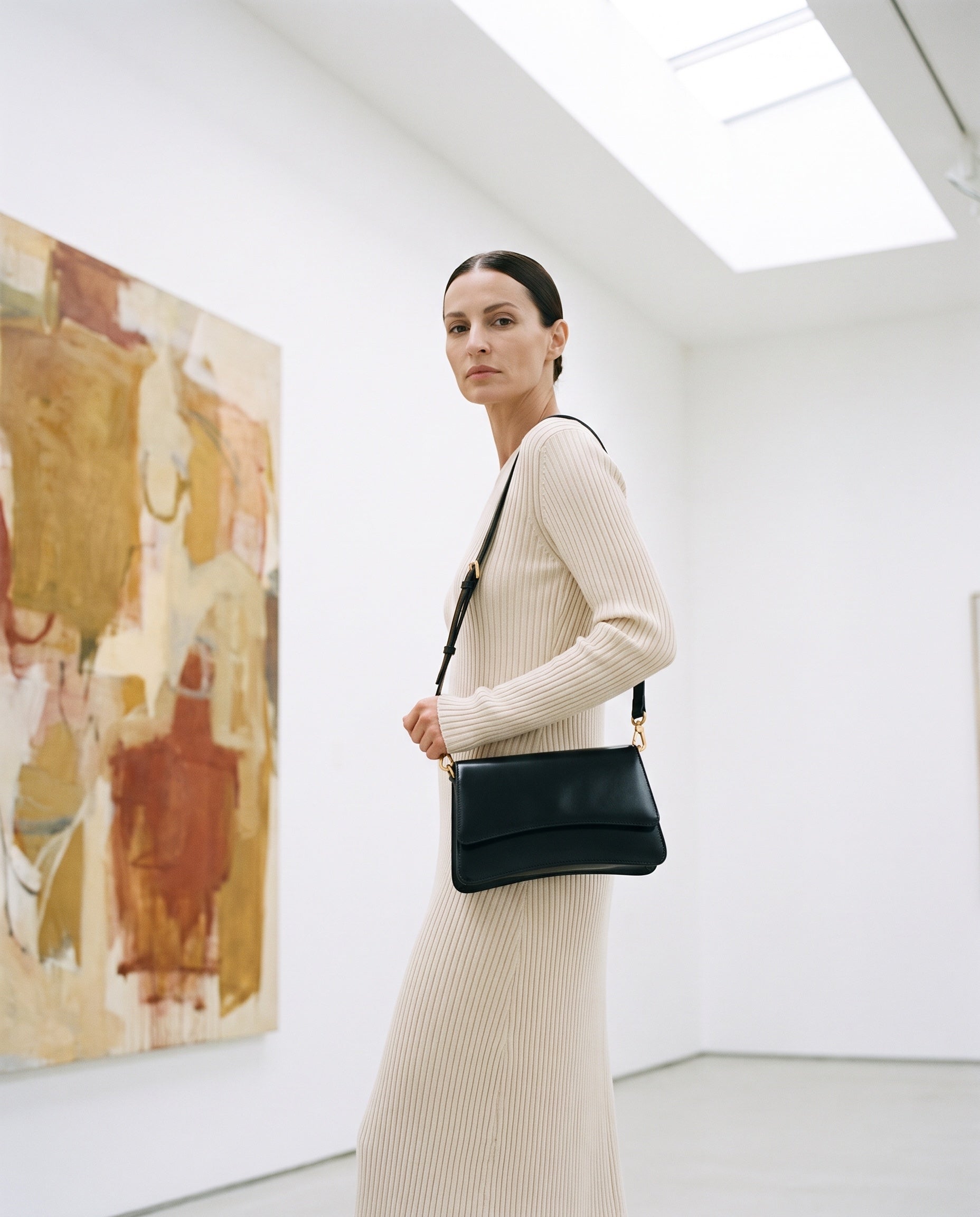 Sac LADYS porté par le mannequin dans une galerie d'art