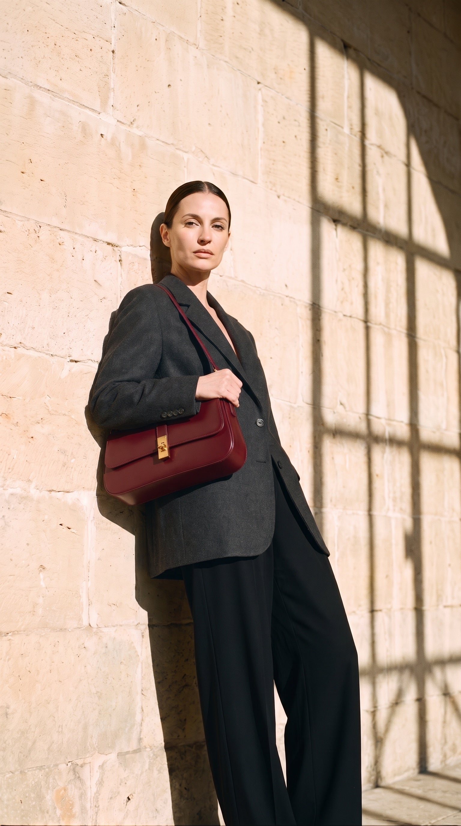 Sac LADY porté par le mannequin devant un mur de pierre