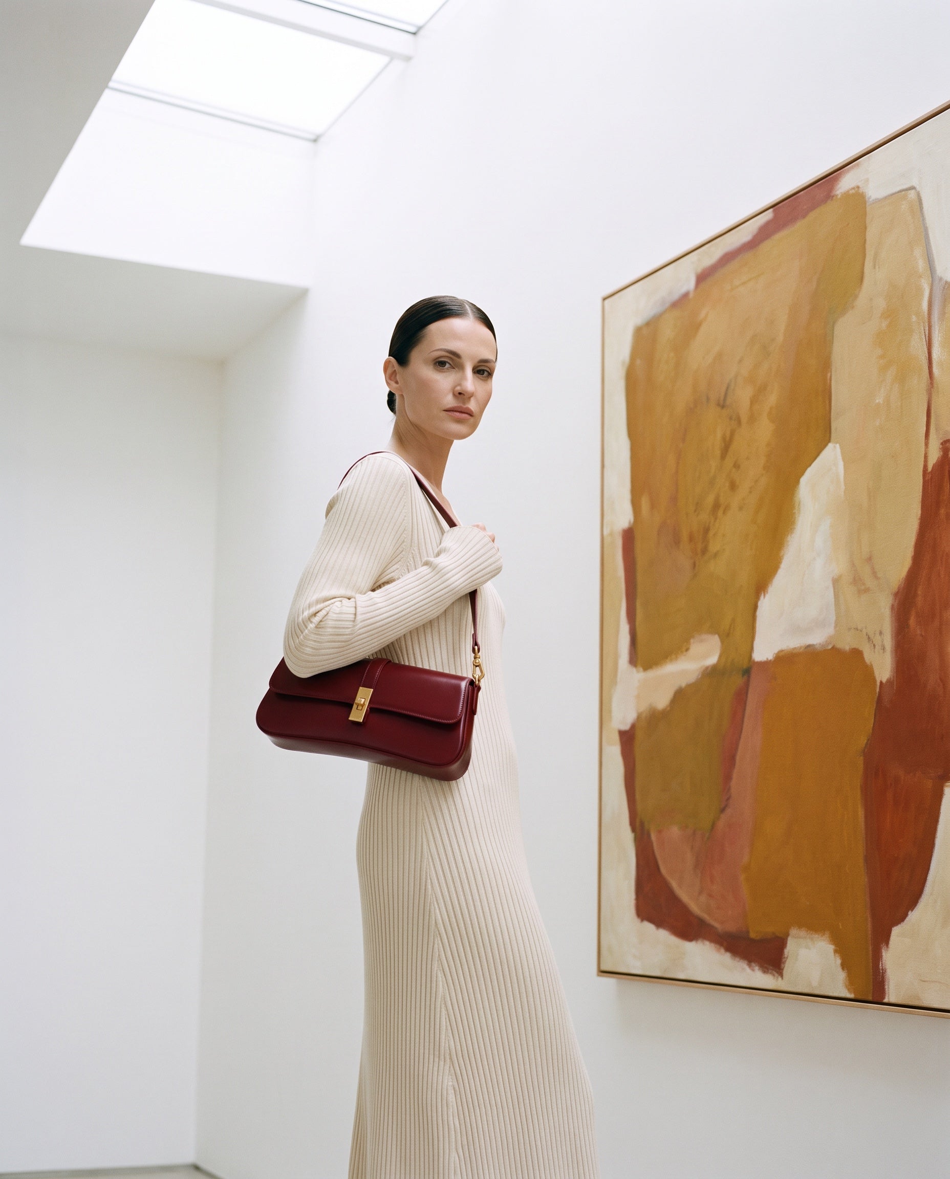 Sac LADY porté par le mannequin dans une galerie d'art