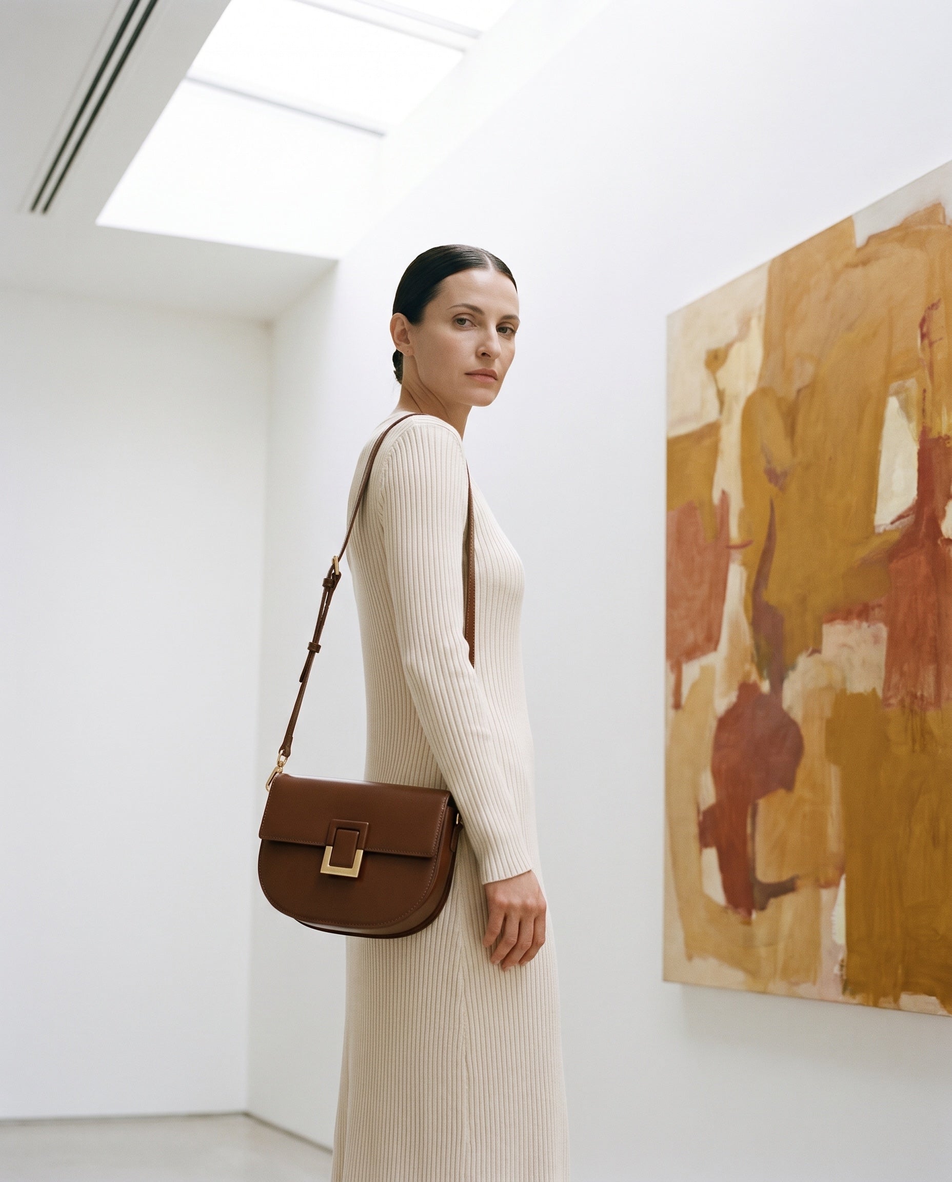 Sac LARA porté par le mannequin dans une galerie d'art