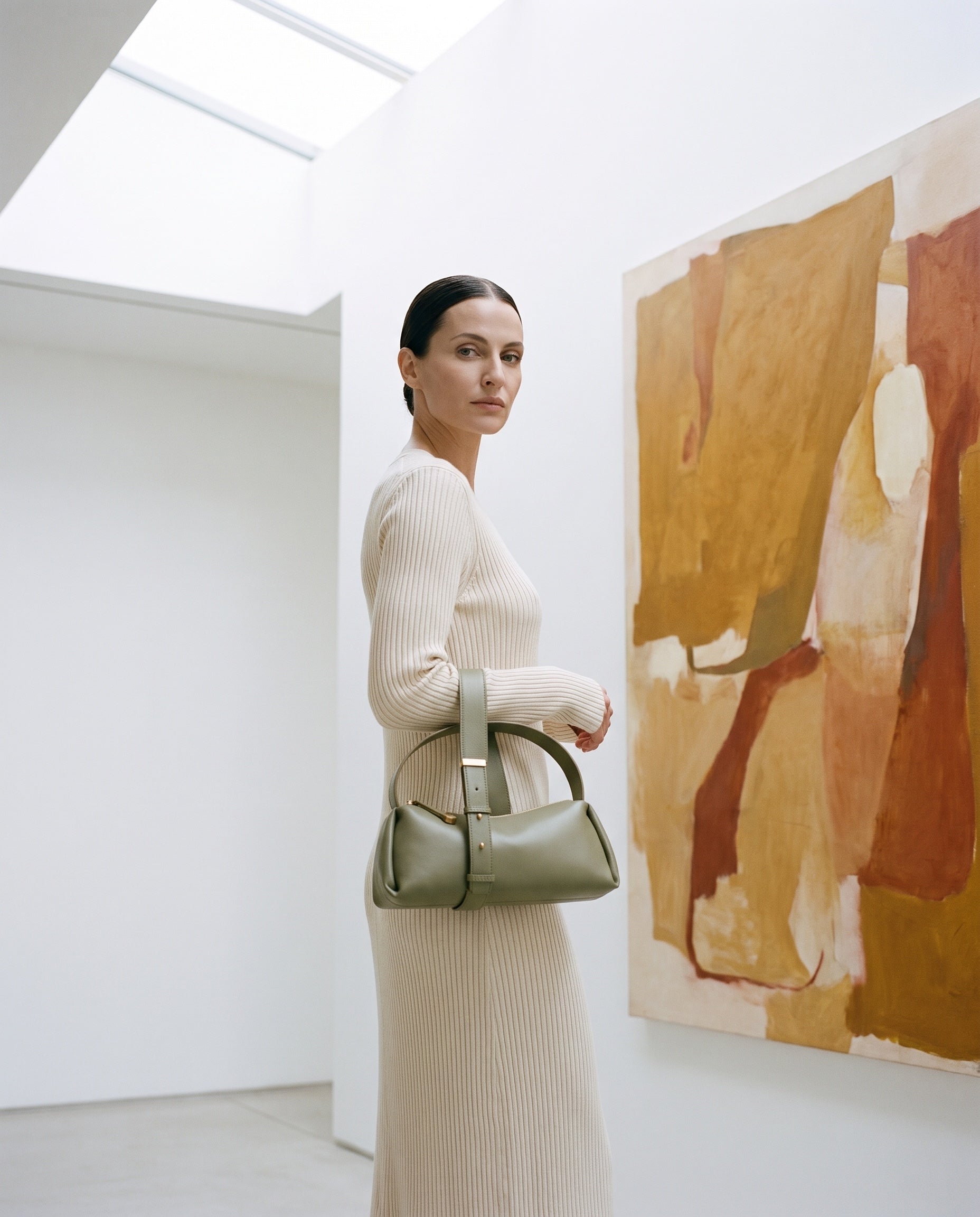 Sac LAYOUN porté par le mannequin dans une galerie d'art