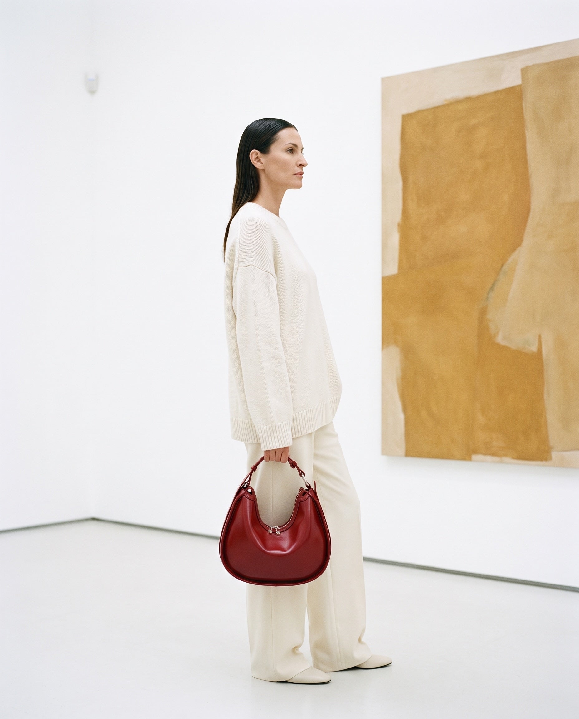 Sac LEONIE porté par le mannequin dans une galerie d'art