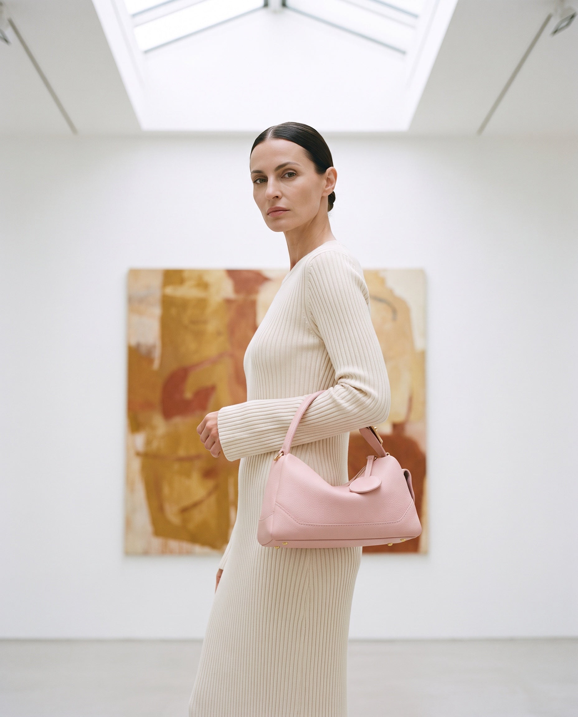 Sac LISA porté par le mannequin dans une galerie d'art