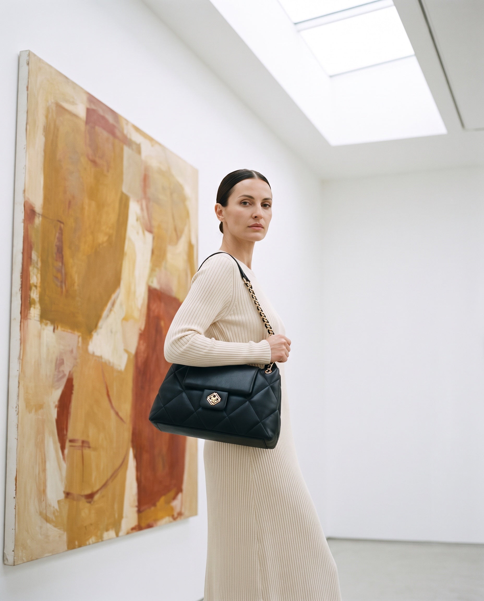 Sac LIVIA porté par le mannequin dans une galerie d'art