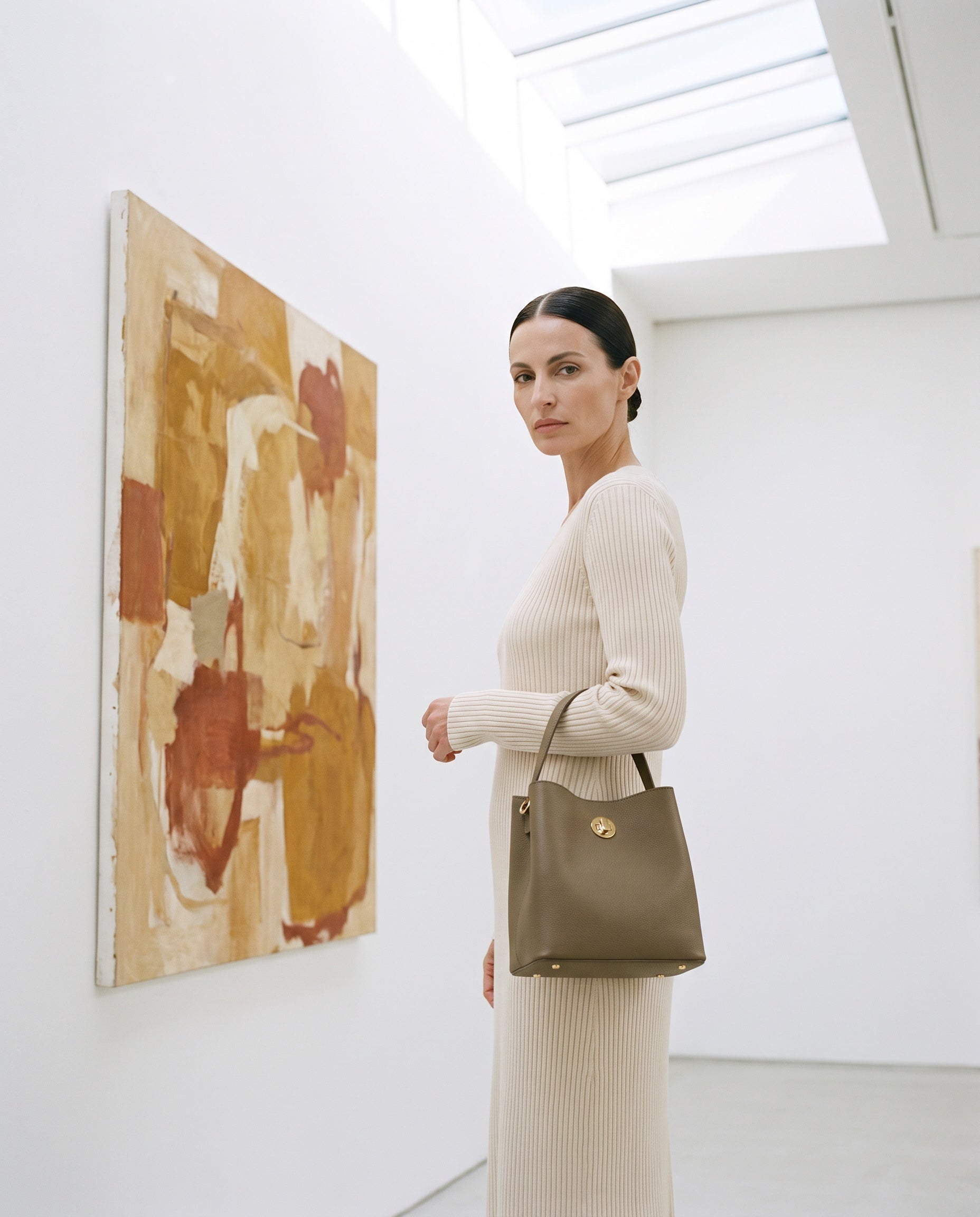 Sac LOON porté par le mannequin dans une galerie d'art