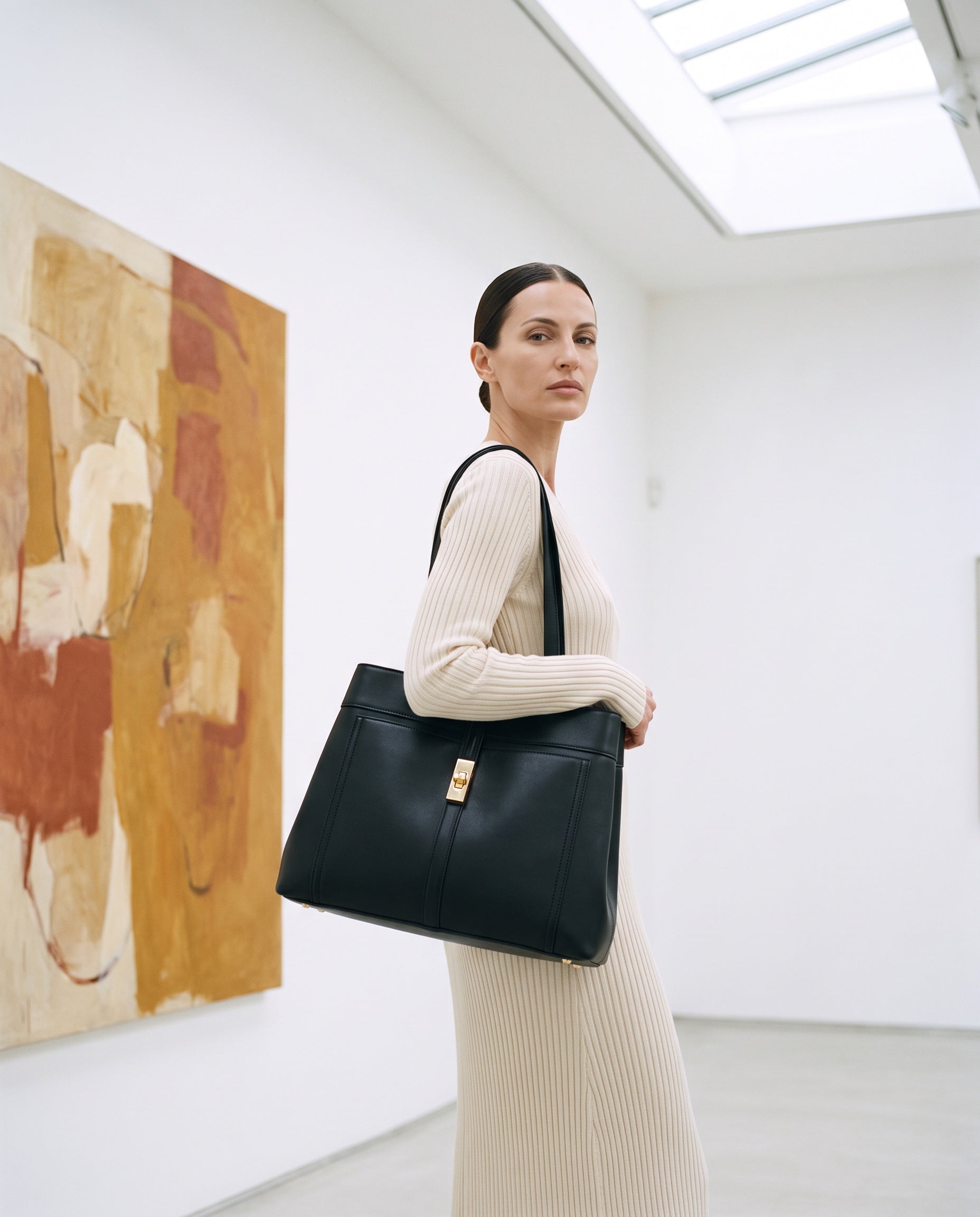 Sac LOU porté par le mannequin dans une galerie d'art
