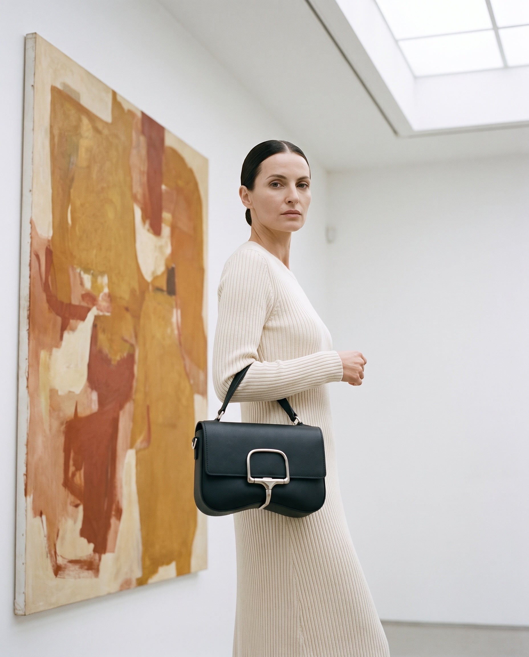 Sac LUMIA porté par le mannequin dans une galerie d'art