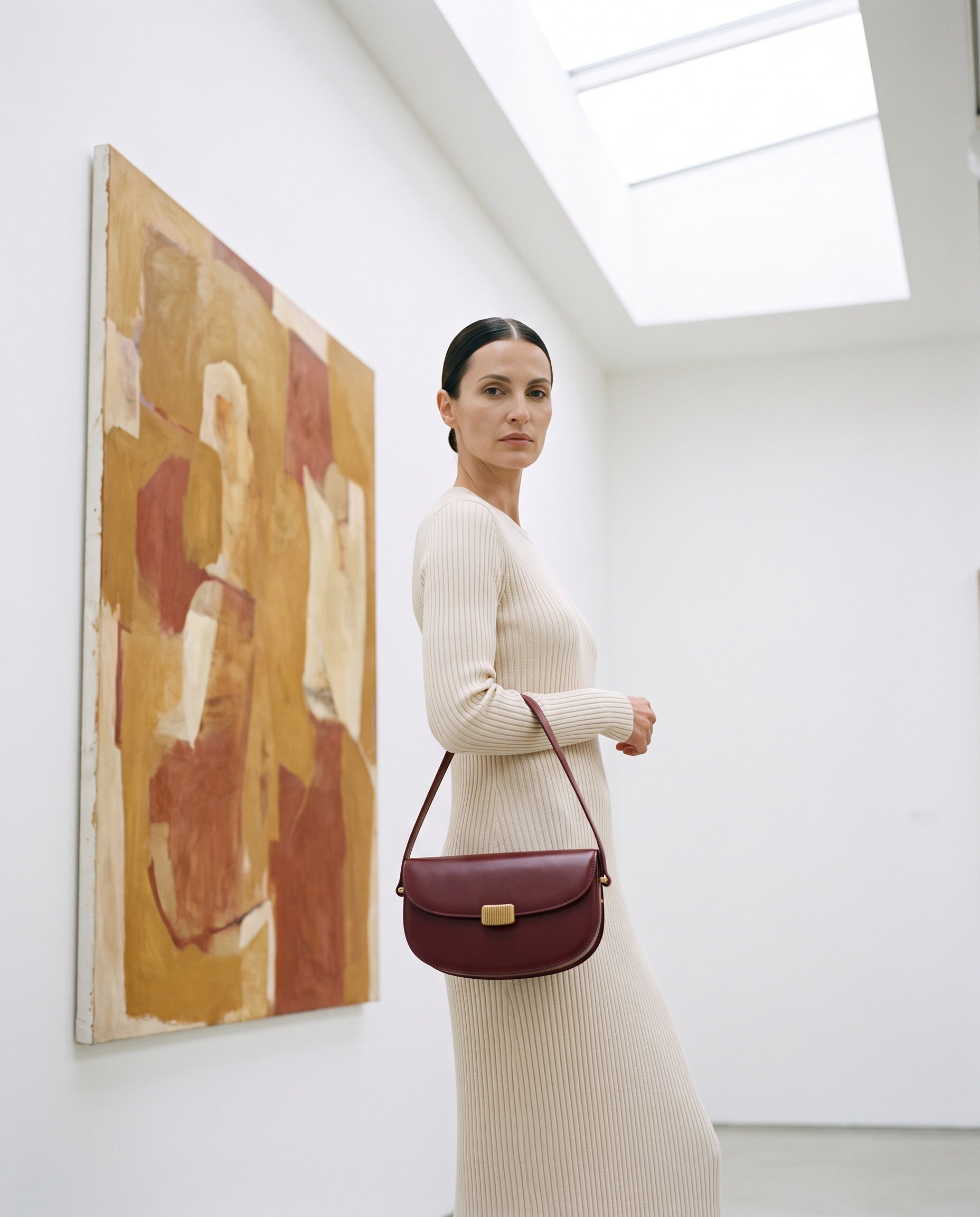 Sac MANAROLA porté par le mannequin dans une galerie d'art
