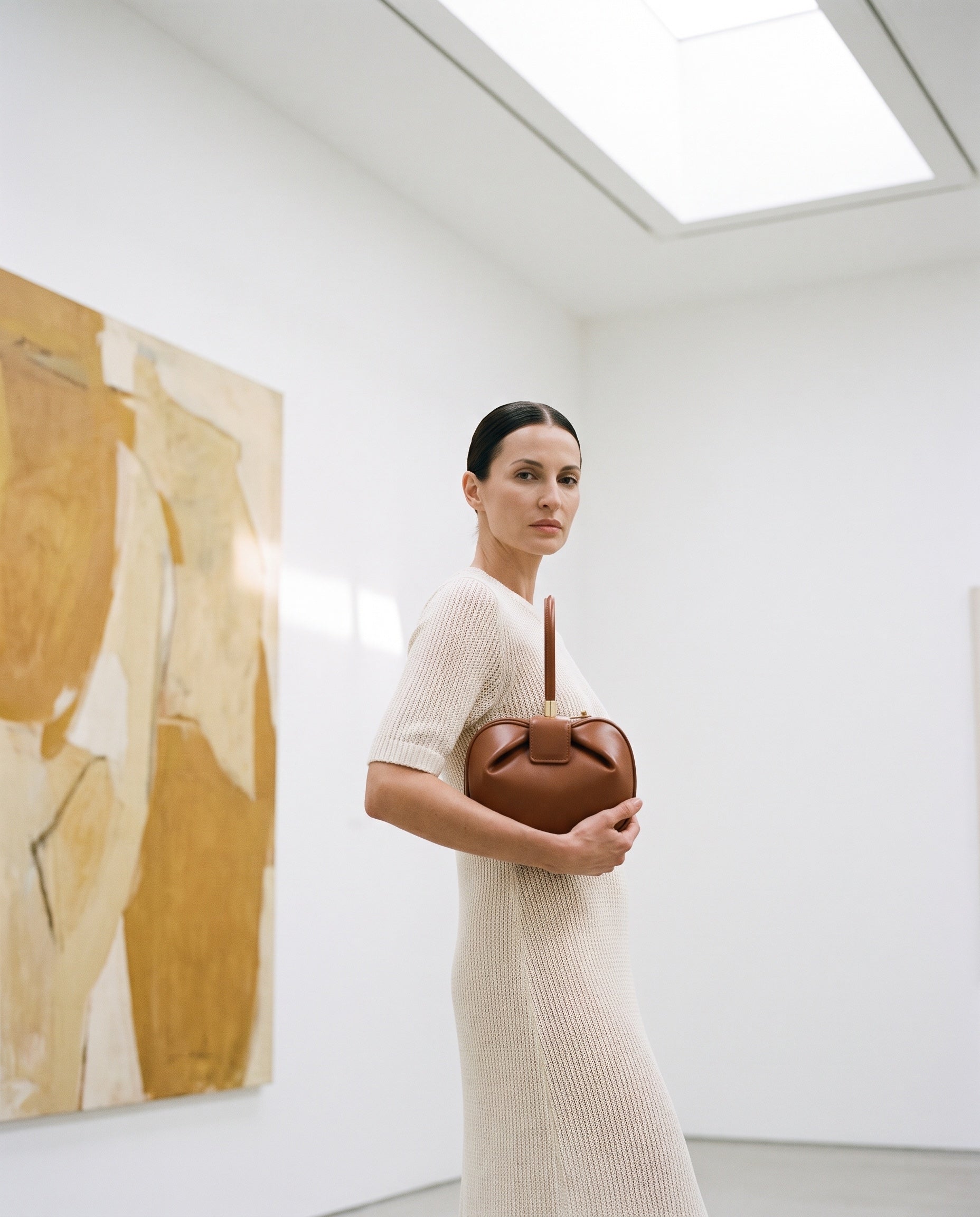 Sac MILAN-SPRING porté par le mannequin dans une galerie d'art