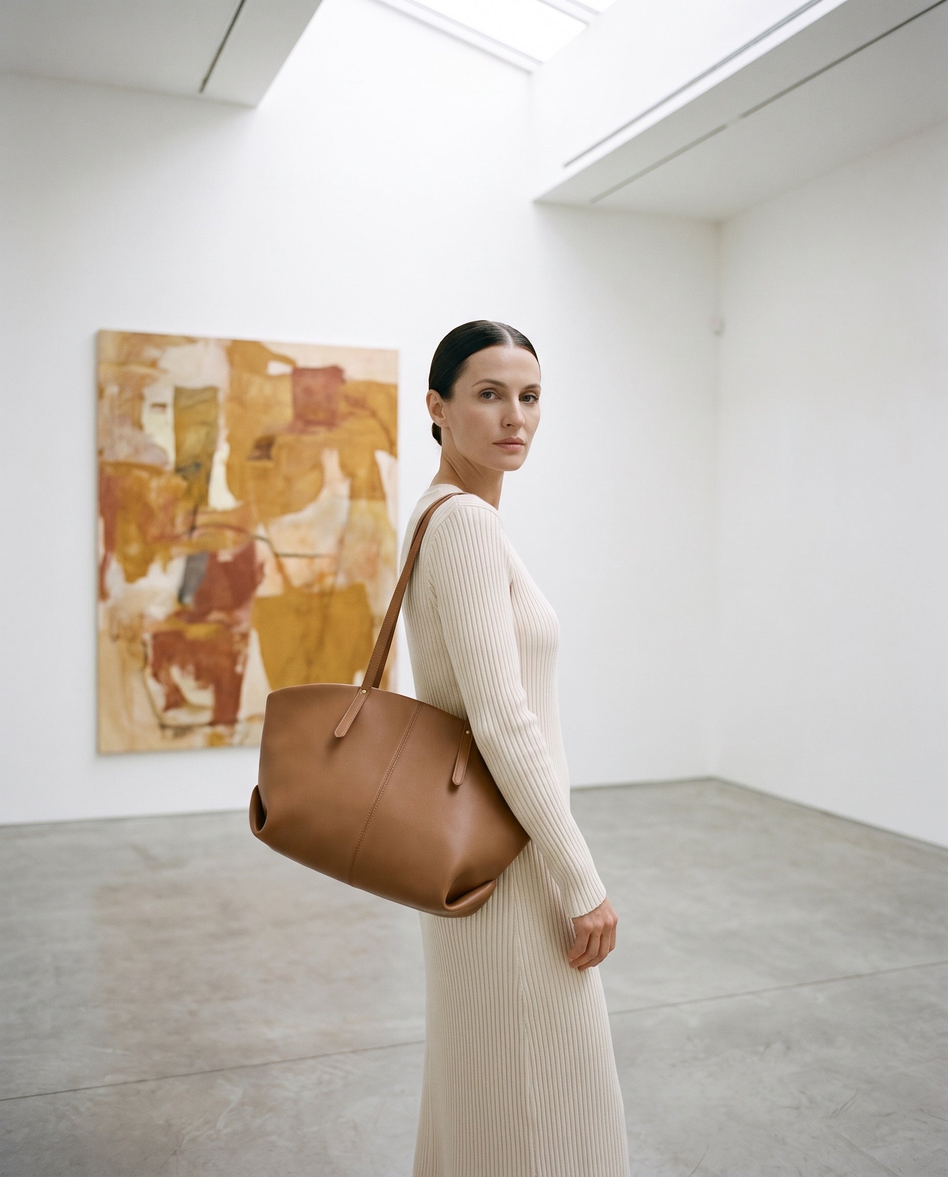 Sac MILLER porté par le mannequin dans une galerie d'art