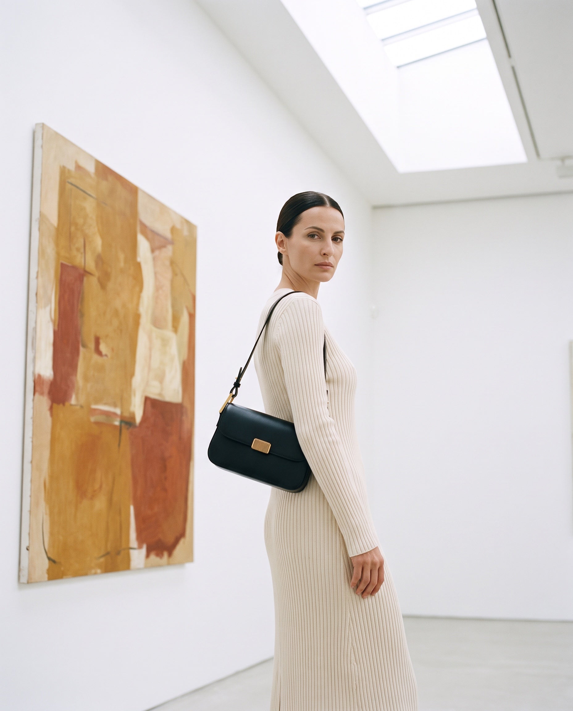 Sac MYA porté par le mannequin dans une galerie d'art